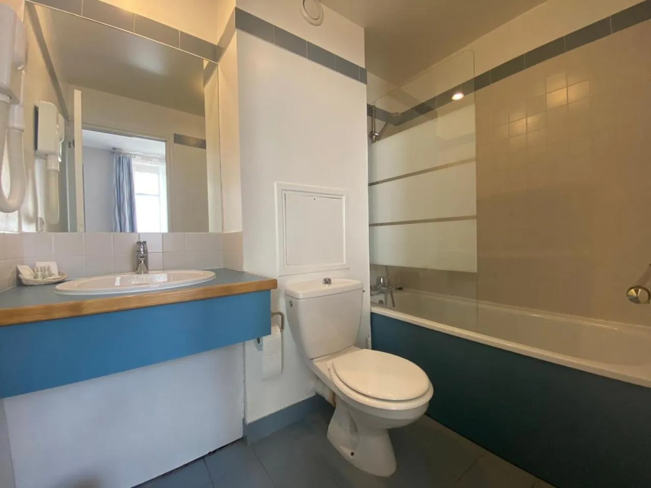 Bathroom in Hotel Paris Vesinet -ex Auberge des 3 Marches