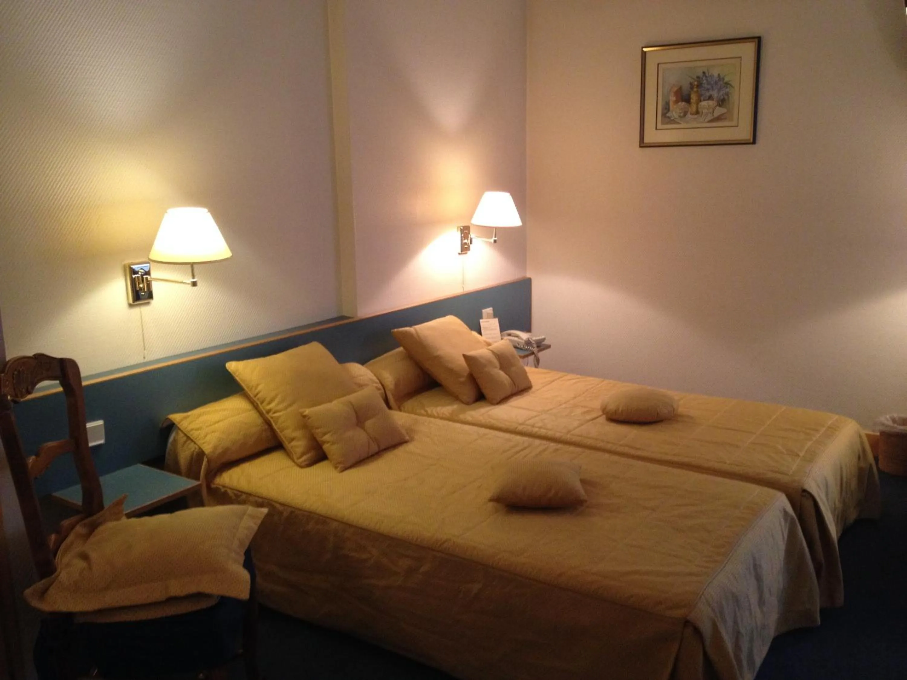 Bedroom, Bed in Hotel Paris Vesinet -ex Auberge des 3 Marches