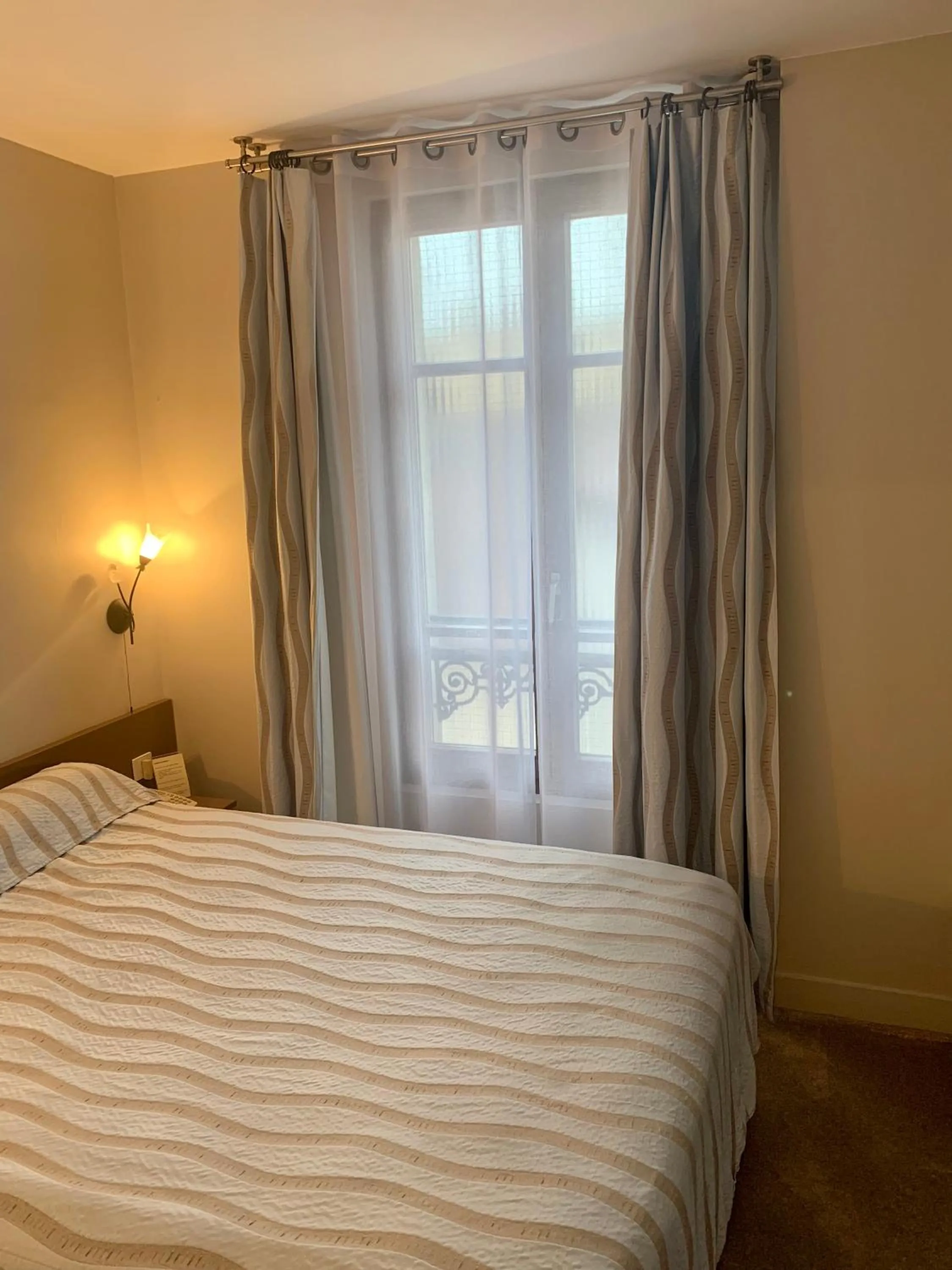 Bed in Hotel Paris Vesinet -ex Auberge des 3 Marches