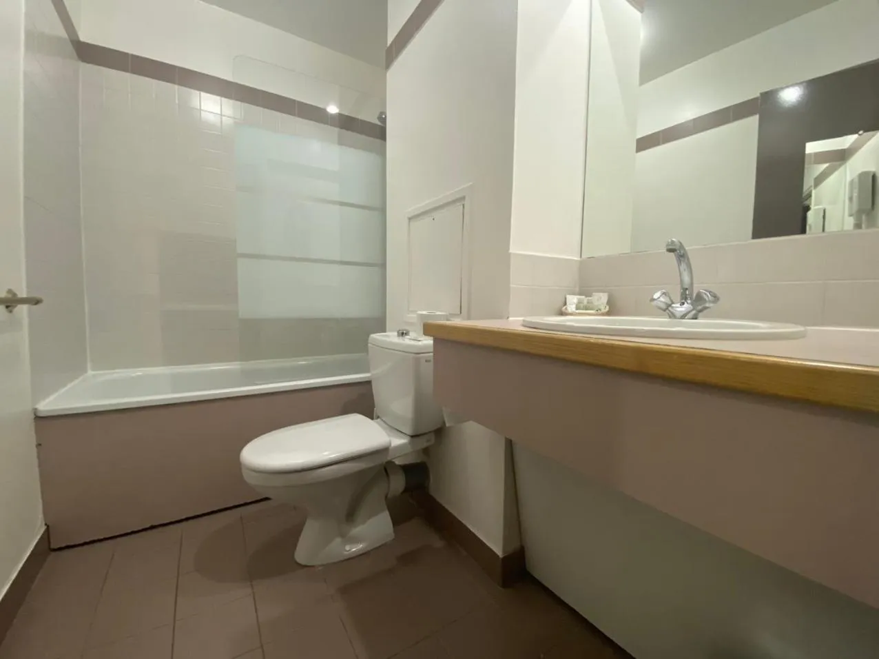 Bathroom in Hotel Paris Vesinet -ex Auberge des 3 Marches