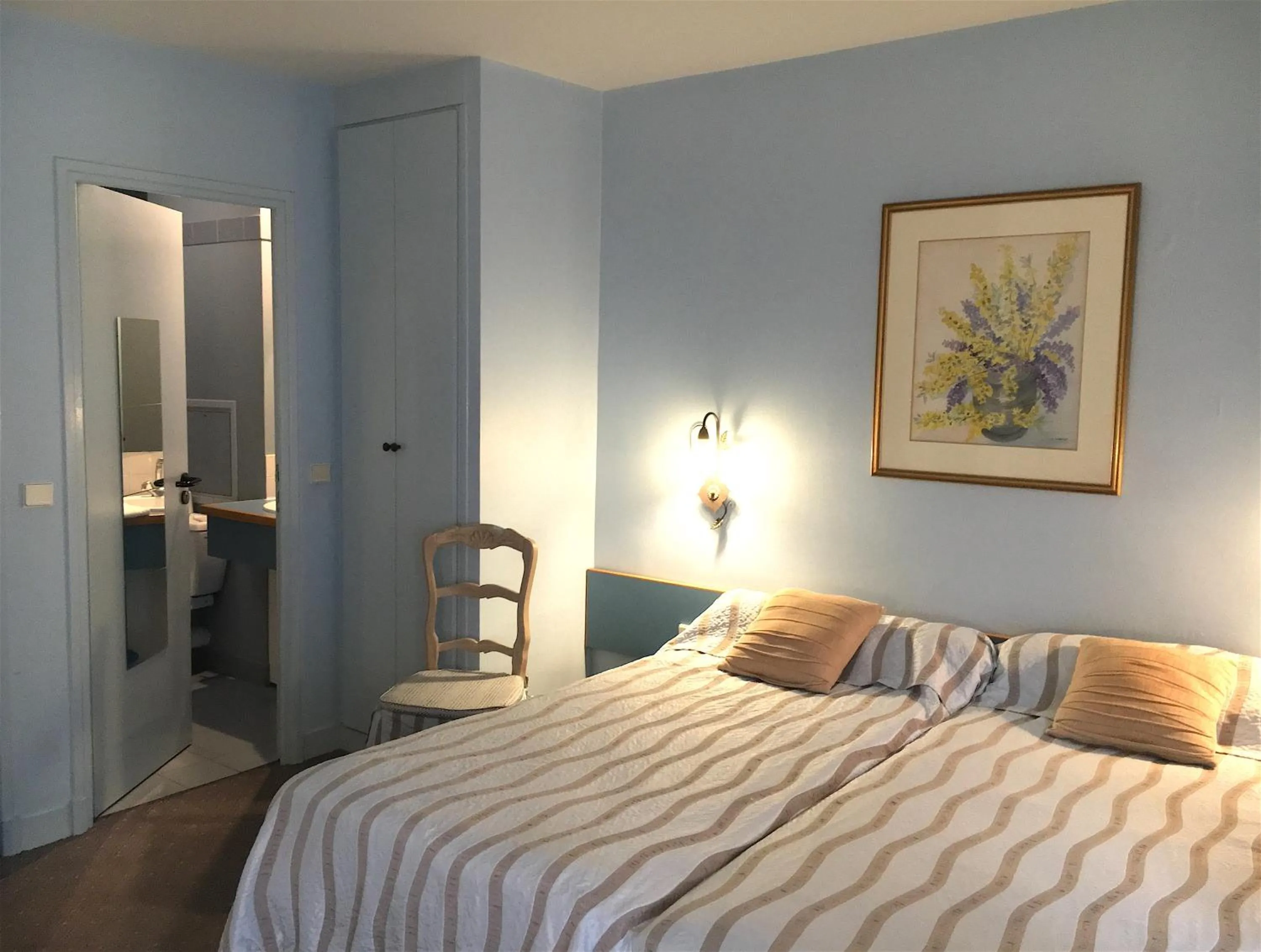 Bed in Hotel Paris Vesinet -ex Auberge des 3 Marches