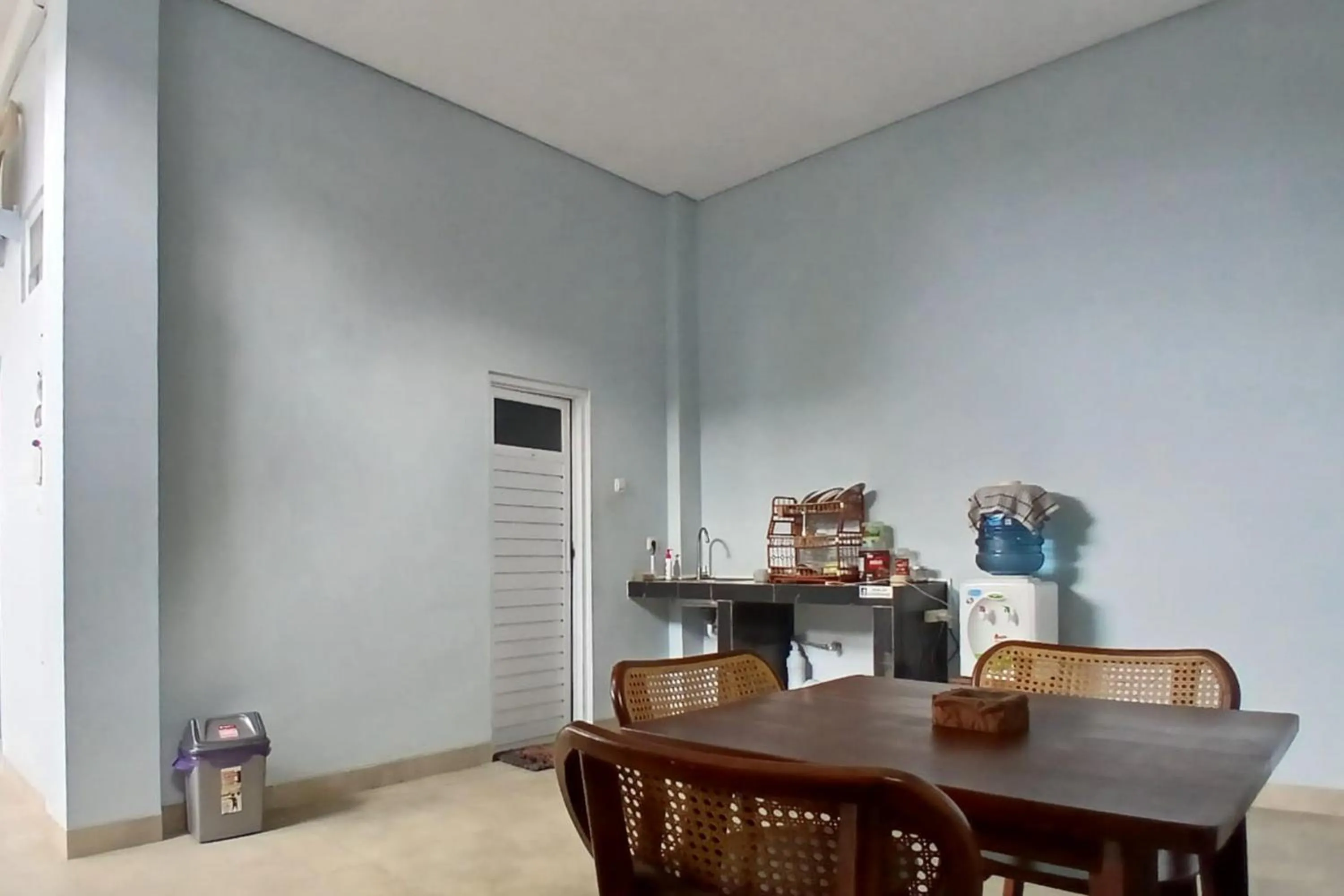 Kitchen or kitchenette in Priyanka Guesthouse Syariah Maguwo Mitra RedDoorz