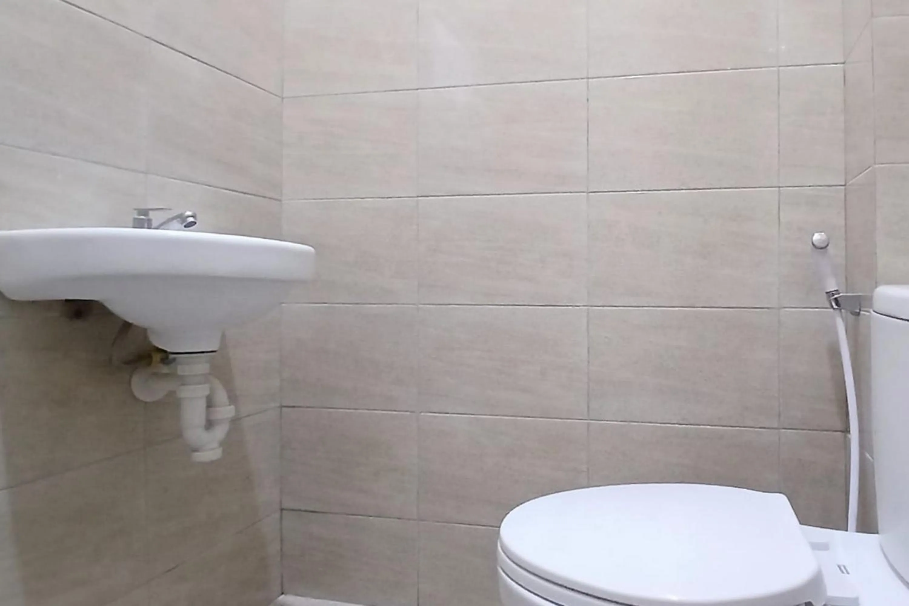 Bathroom in Priyanka Guesthouse Syariah Maguwo Mitra RedDoorz