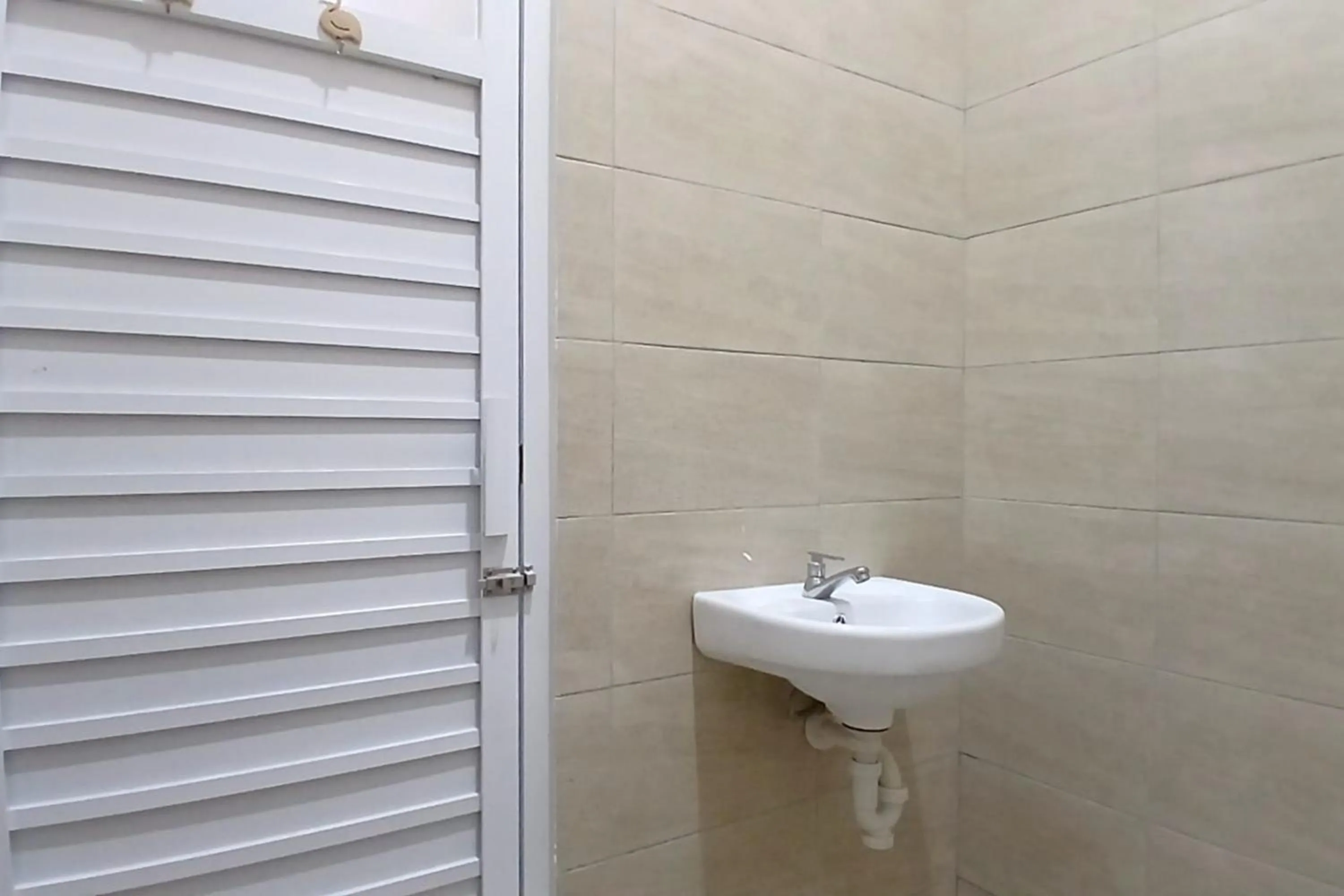 Bathroom in Priyanka Guesthouse Syariah Maguwo Mitra RedDoorz