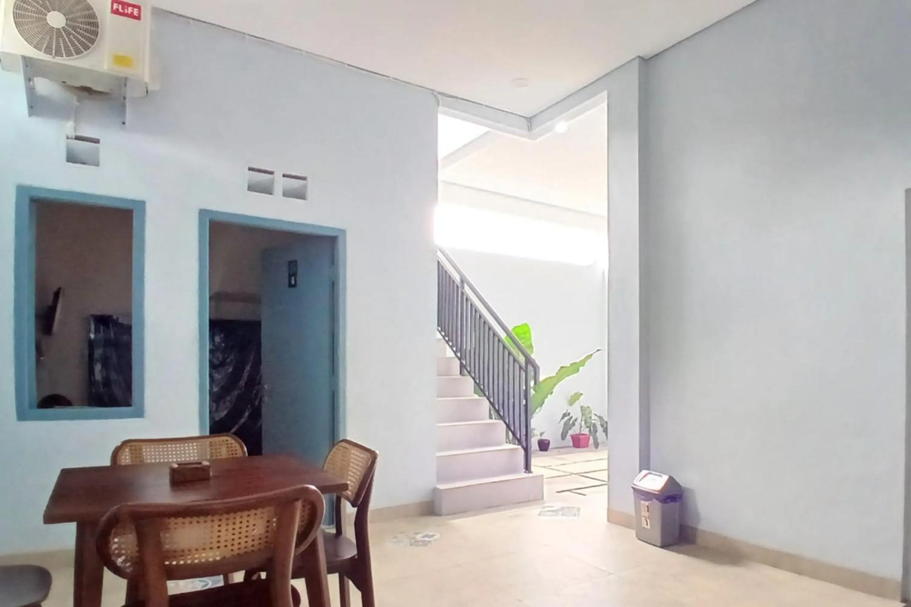Seating area in Priyanka Guesthouse Syariah Maguwo Mitra RedDoorz