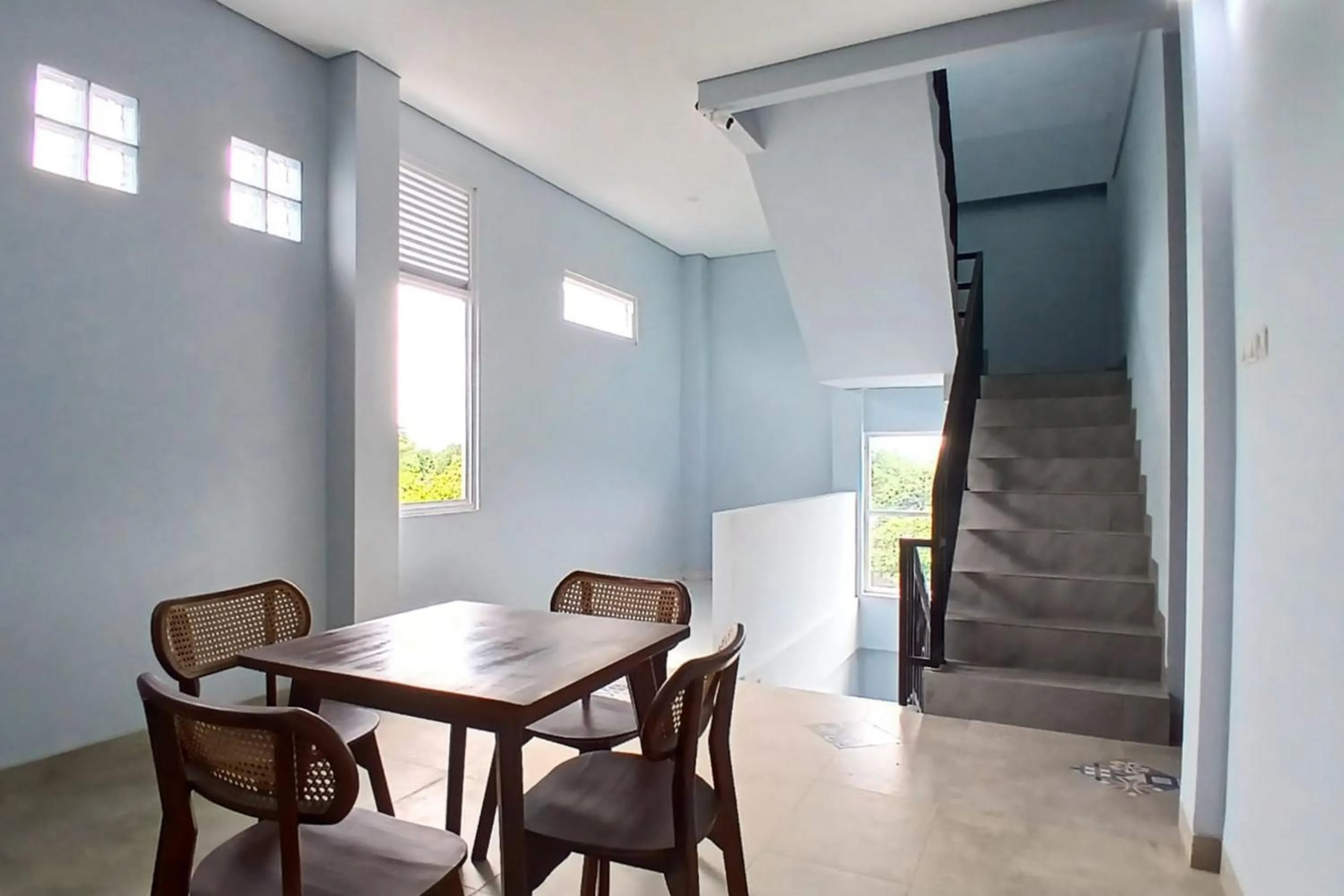 Seating area in Priyanka Guesthouse Syariah Maguwo Mitra RedDoorz
