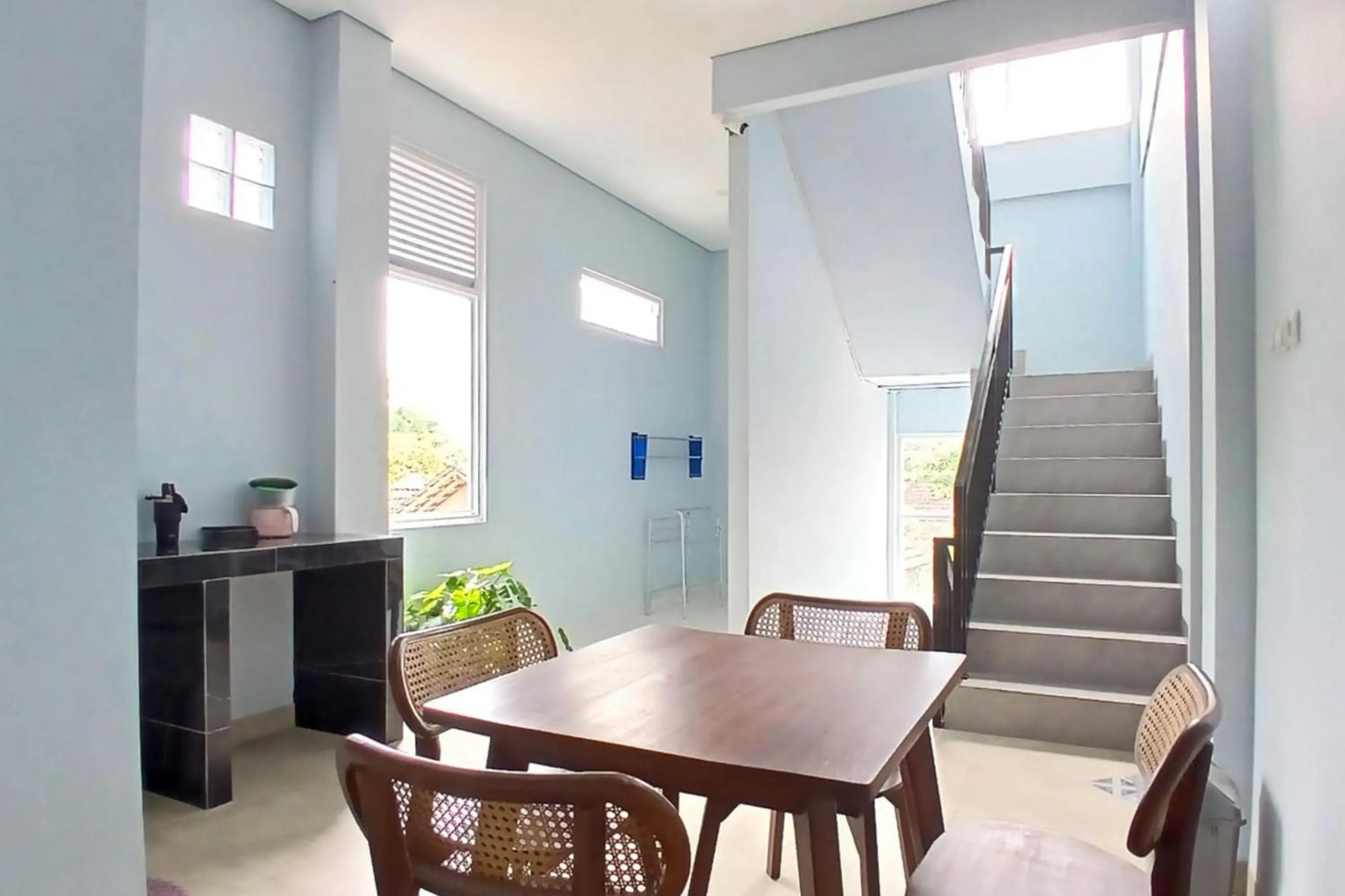 Dining area in Priyanka Guesthouse Syariah Maguwo Mitra RedDoorz