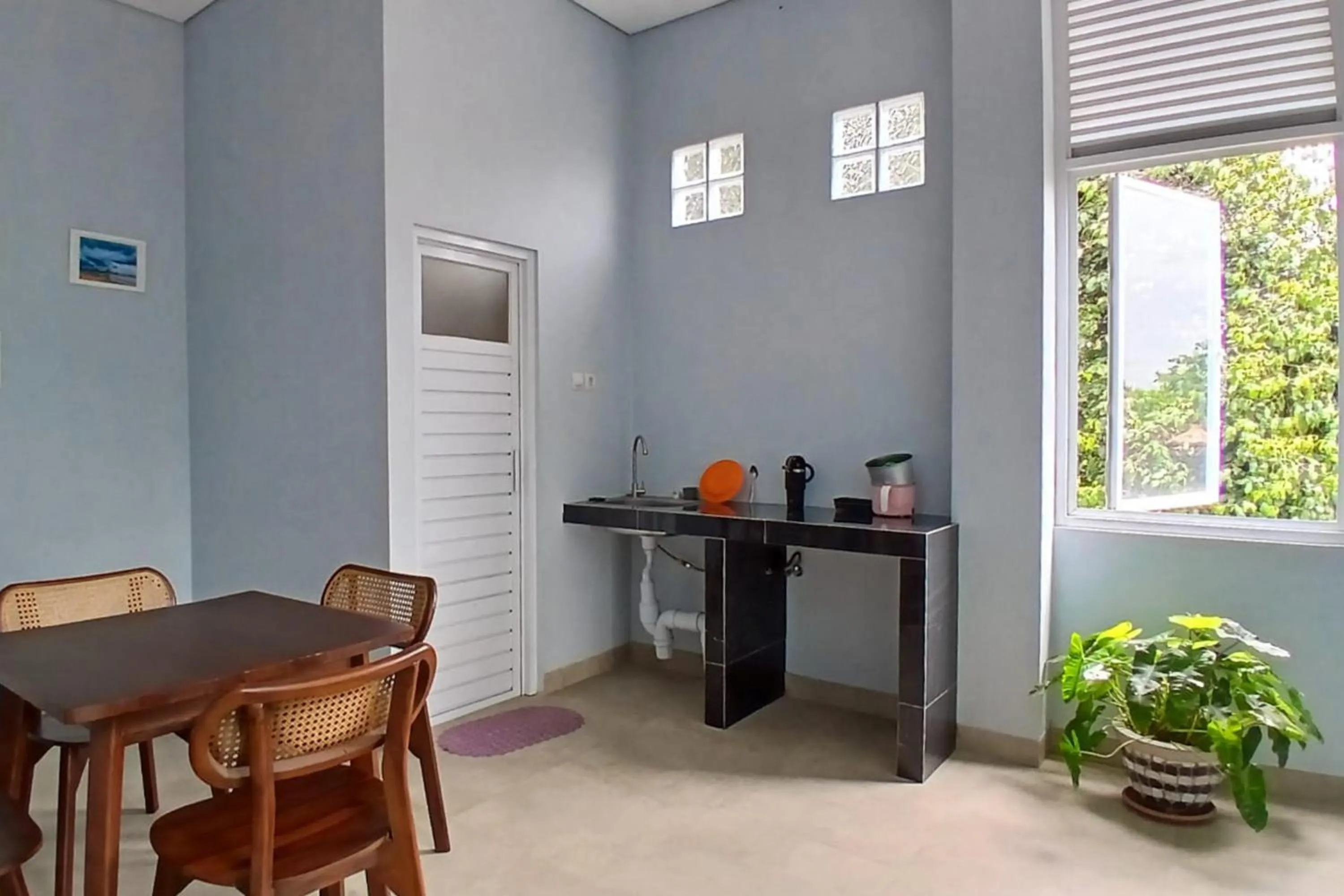 Kitchen or kitchenette in Priyanka Guesthouse Syariah Maguwo Mitra RedDoorz