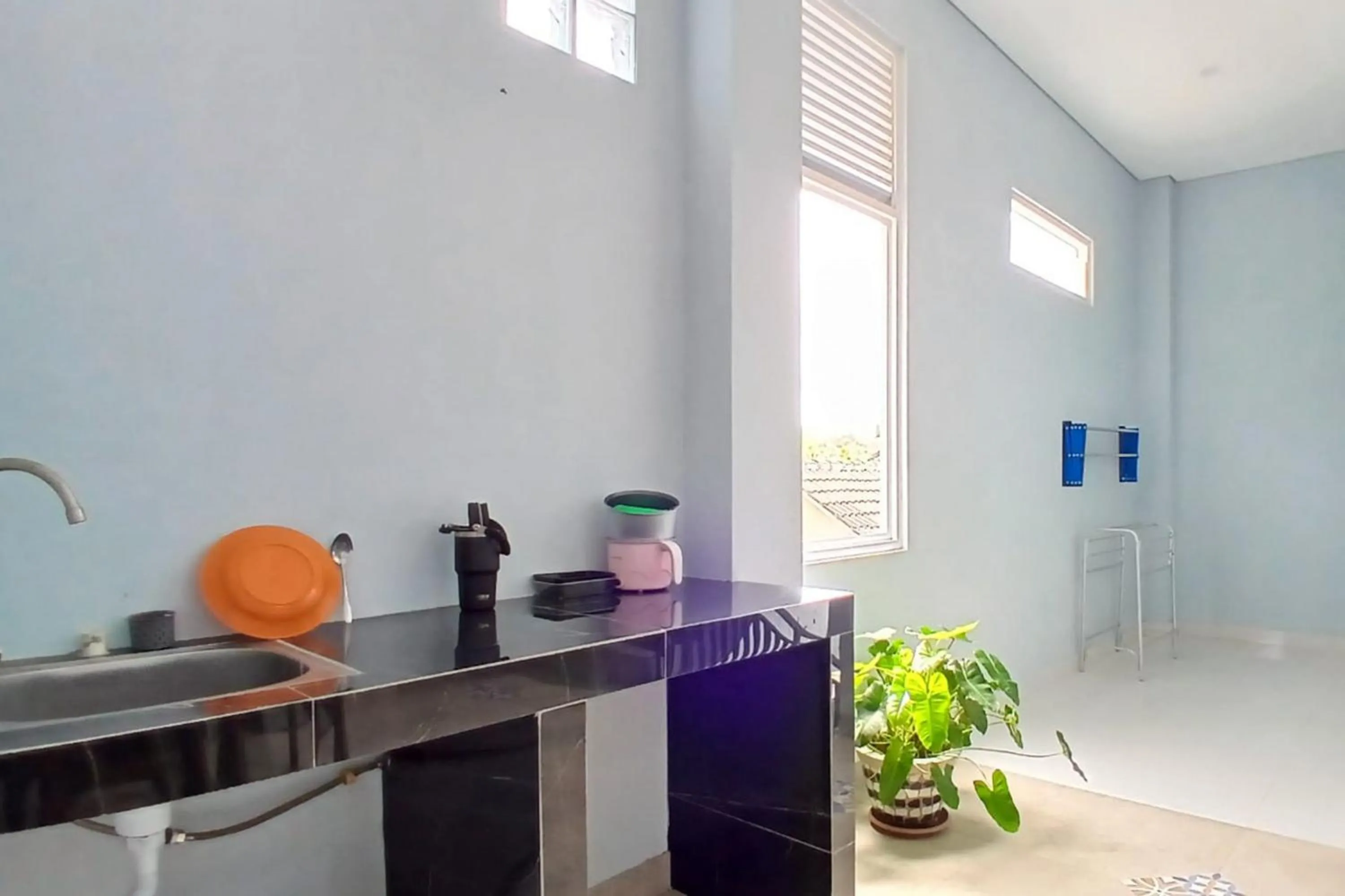 Kitchen or kitchenette in Priyanka Guesthouse Syariah Maguwo Mitra RedDoorz