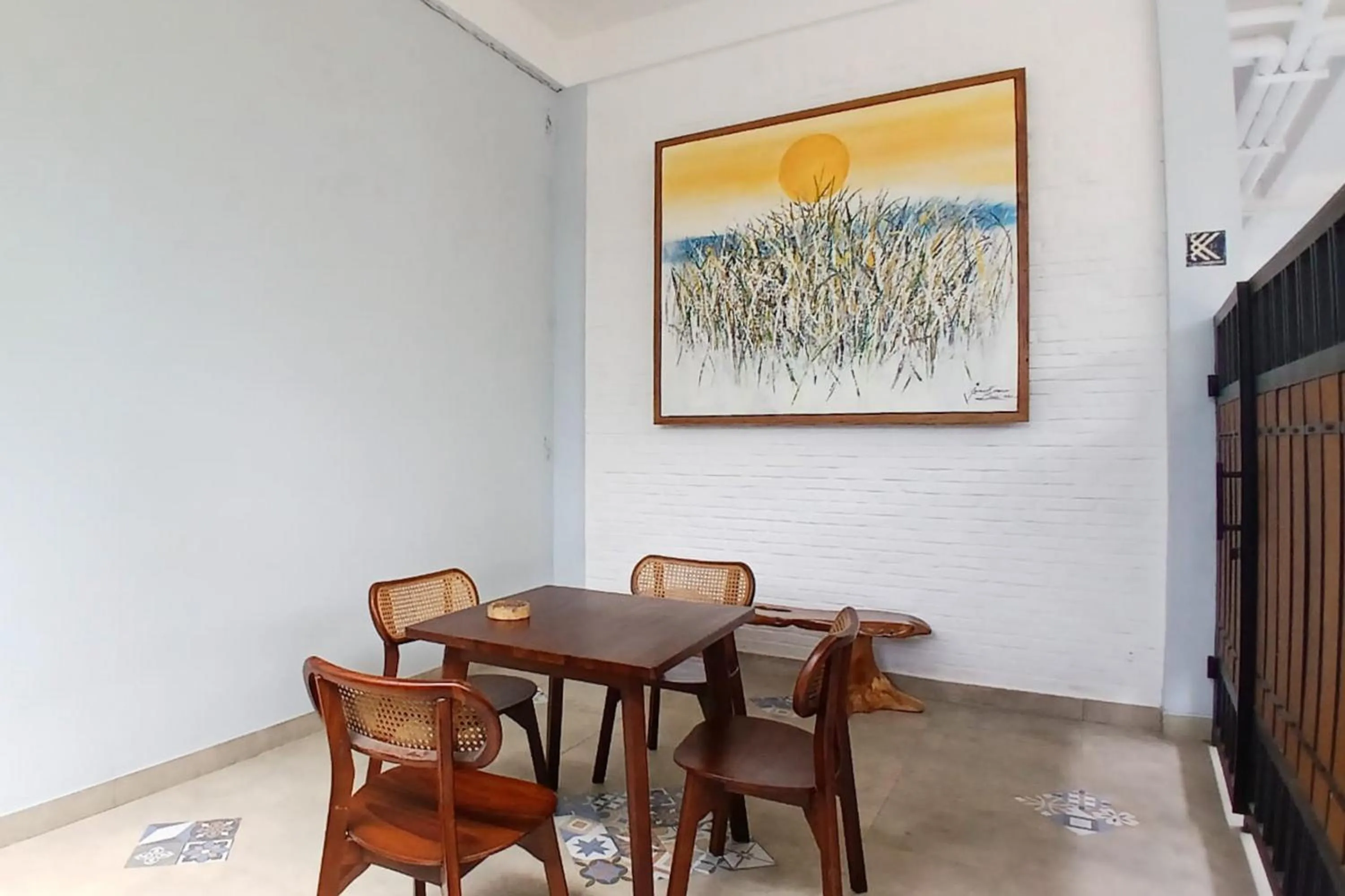 Seating area in Priyanka Guesthouse Syariah Maguwo Mitra RedDoorz