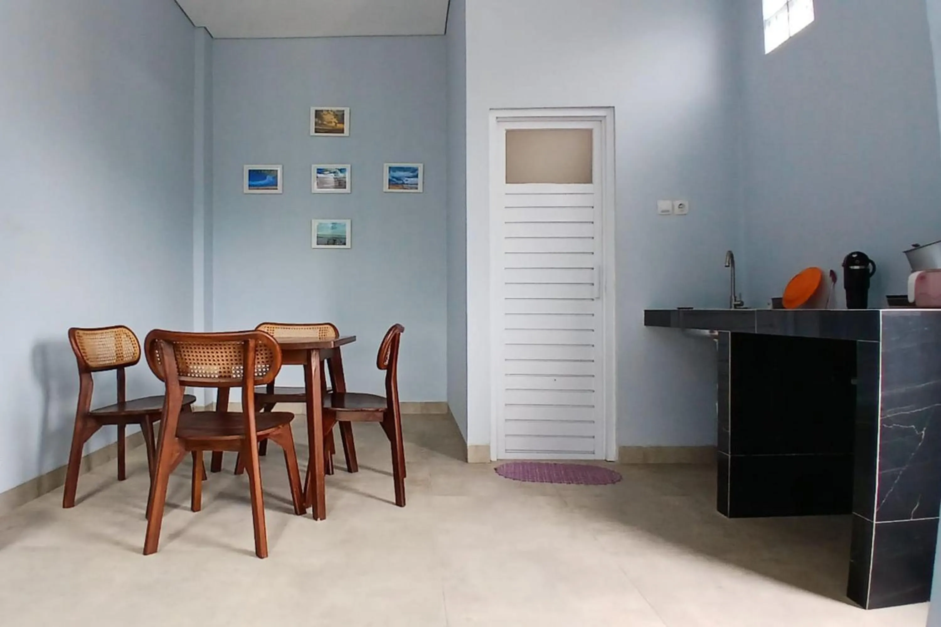 Dining area in Priyanka Guesthouse Syariah Maguwo Mitra RedDoorz