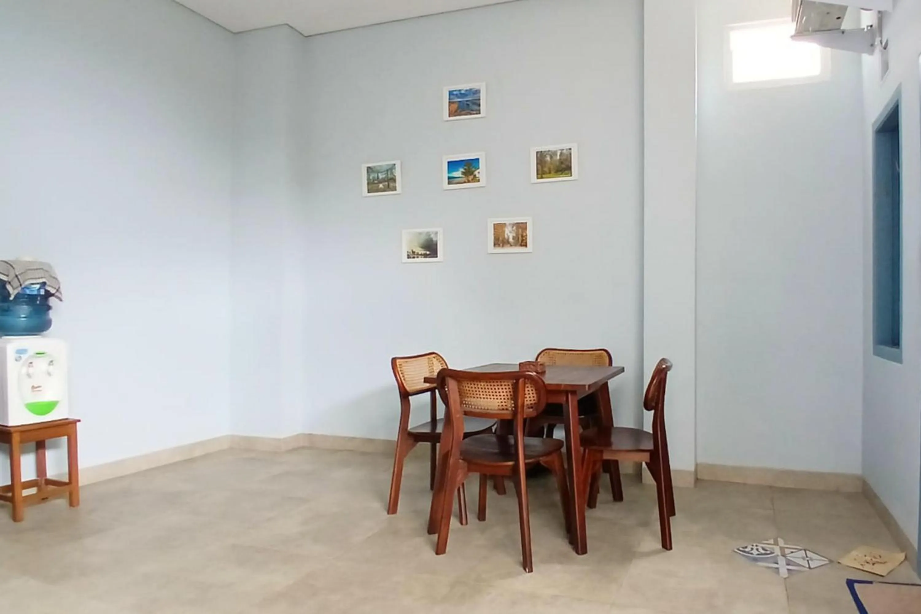 Dining area in Priyanka Guesthouse Syariah Maguwo Mitra RedDoorz