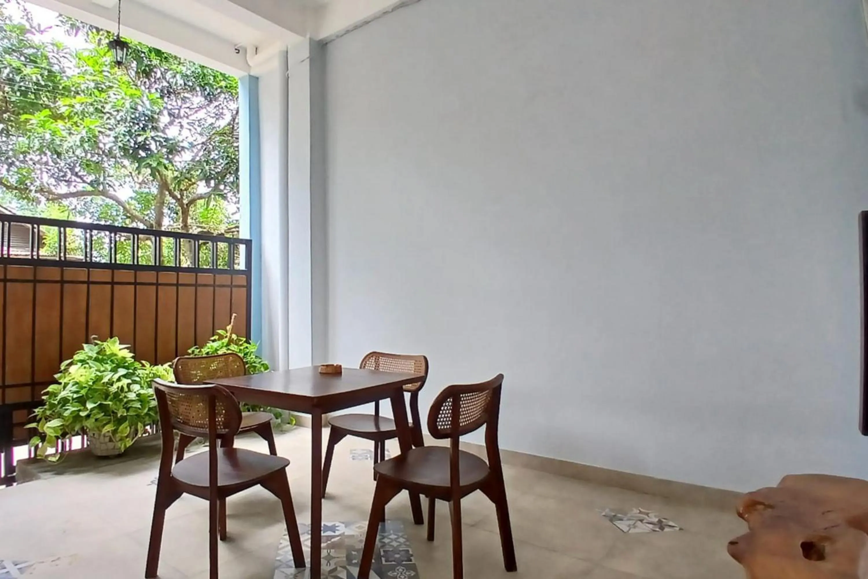 Seating area in Priyanka Guesthouse Syariah Maguwo Mitra RedDoorz