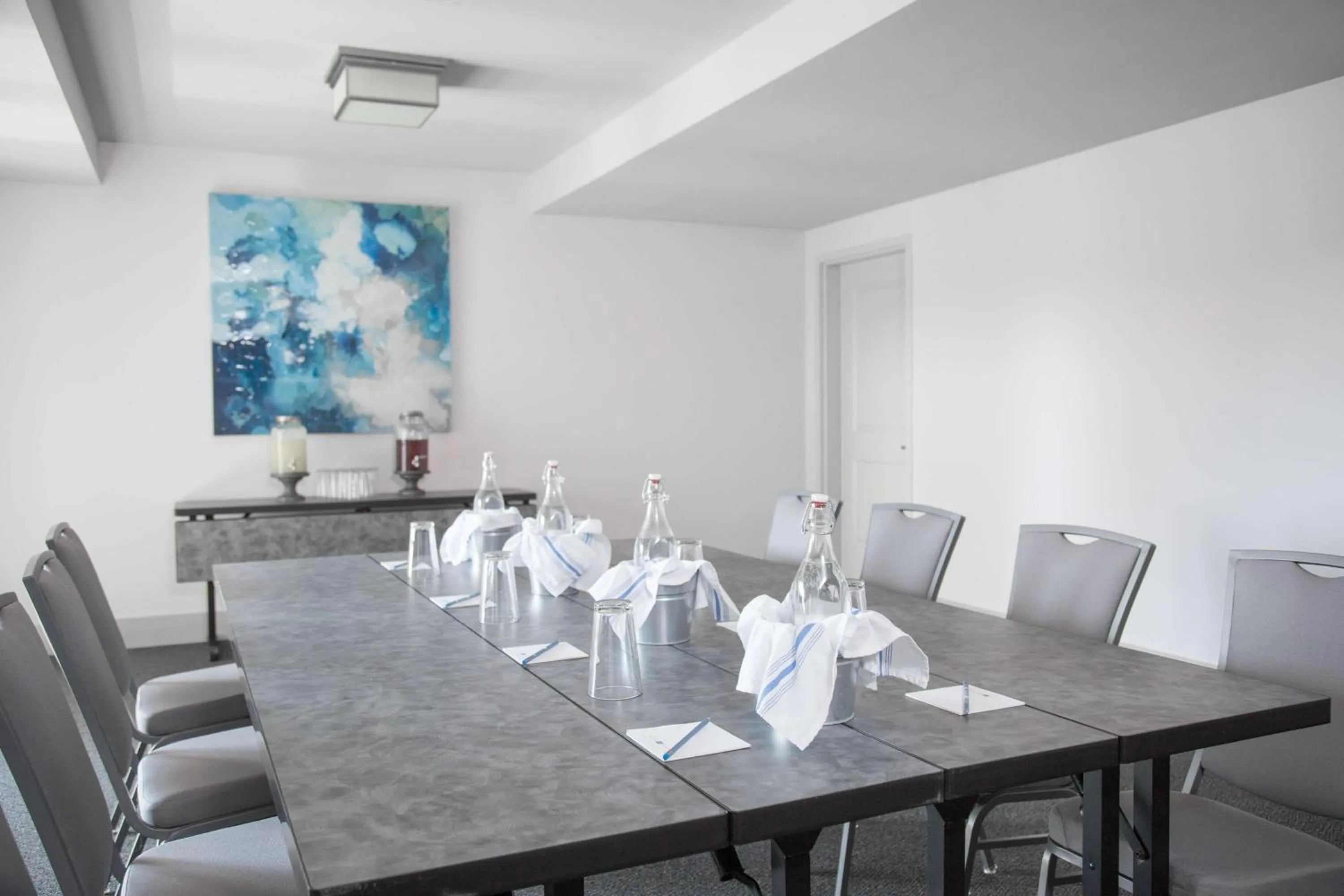 Meeting/conference room in Hotel Renovo Des Moines Urbandale,Tapestry Collection Hilton