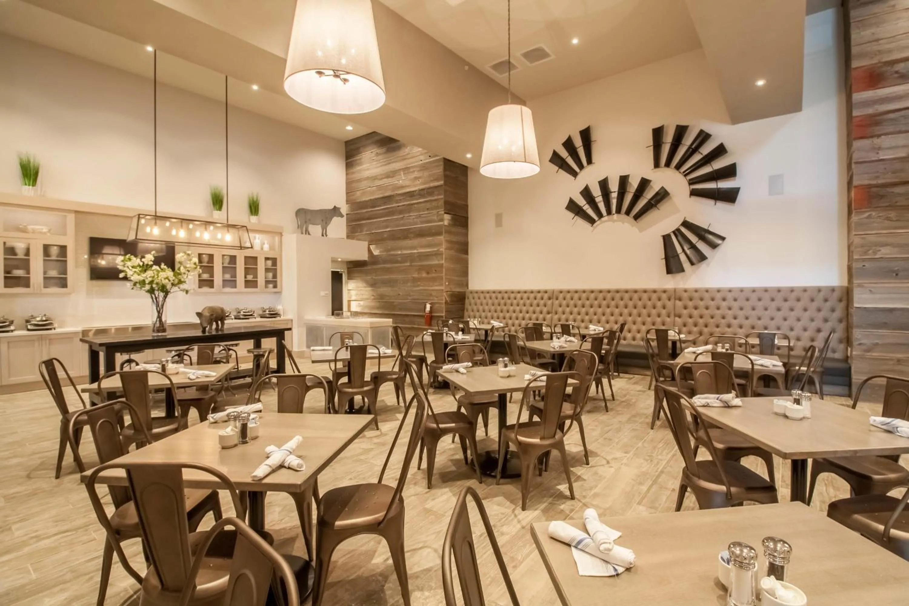 Restaurant/places to eat in Hotel Renovo Des Moines Urbandale,Tapestry Collection Hilton