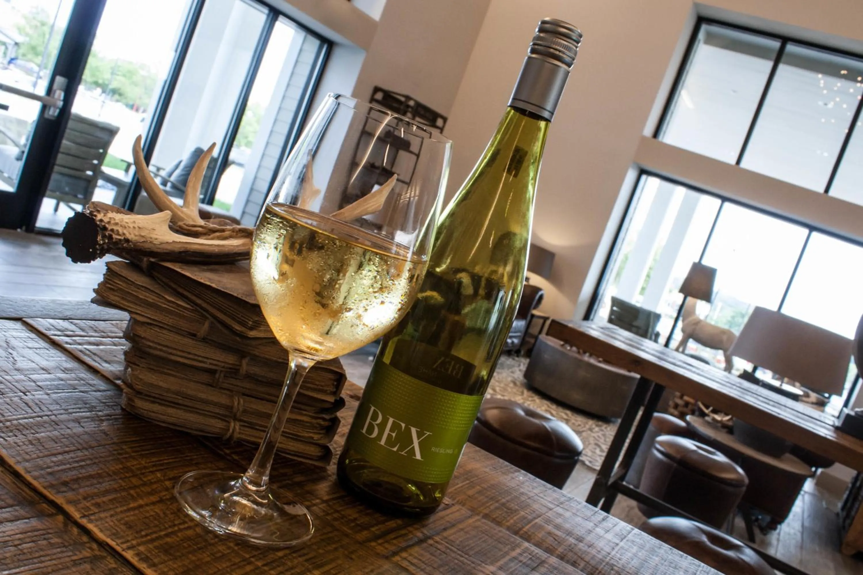 Alcoholic drinks in Hotel Renovo Des Moines Urbandale,Tapestry Collection Hilton