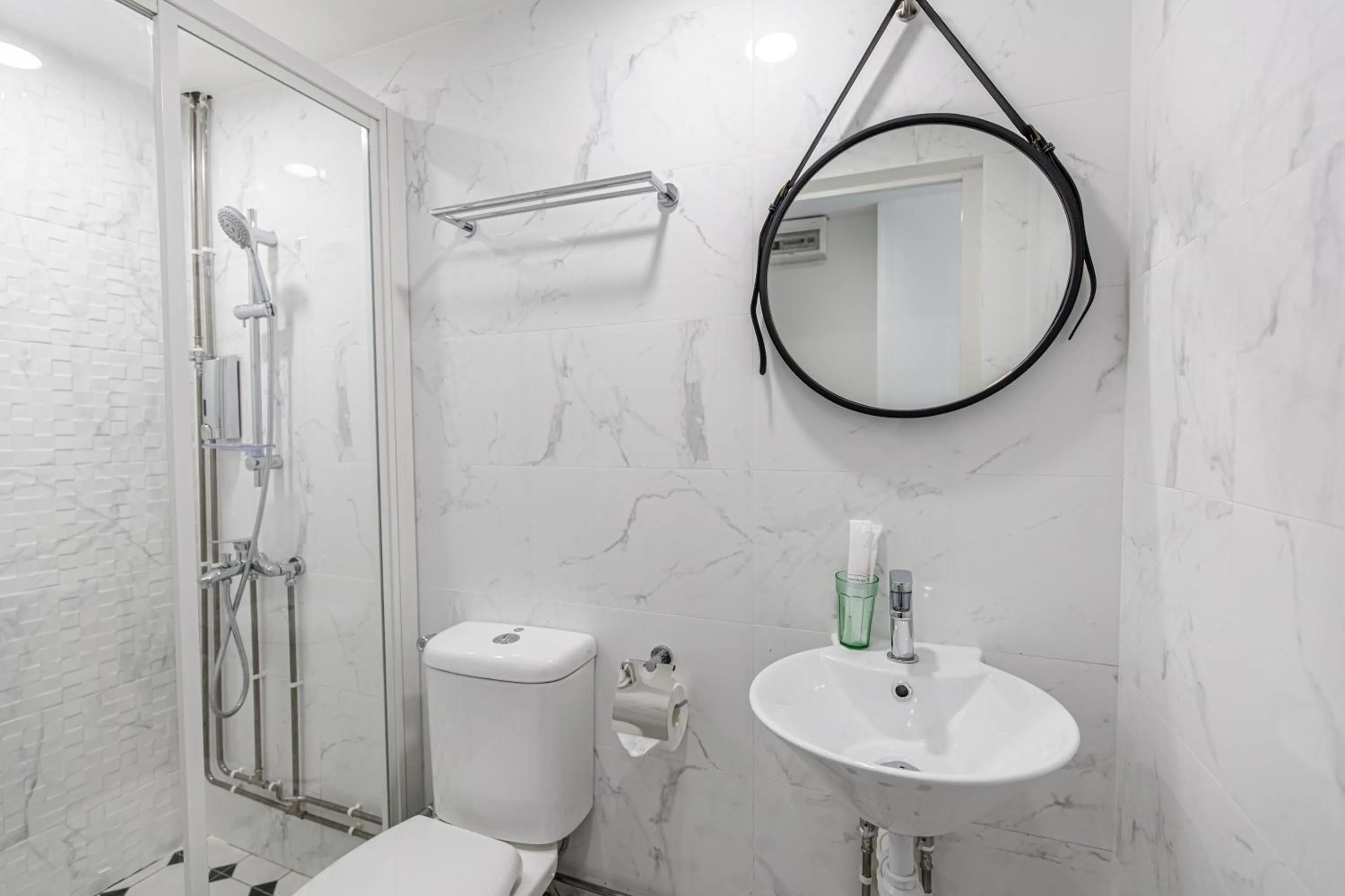 Shower in Philip Hotel at Little India