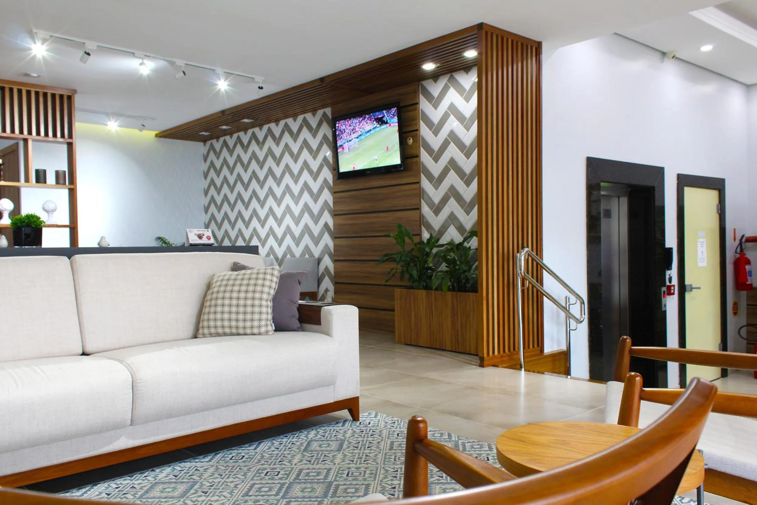 Communal lounge/ TV room in Tri Hotel Smart Chapecó