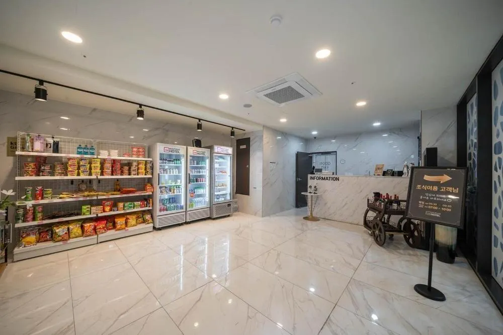 Supermarket/grocery shop in Andong Case Hotel