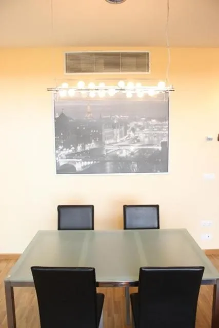 Dining area in Ohmyloft Valencia