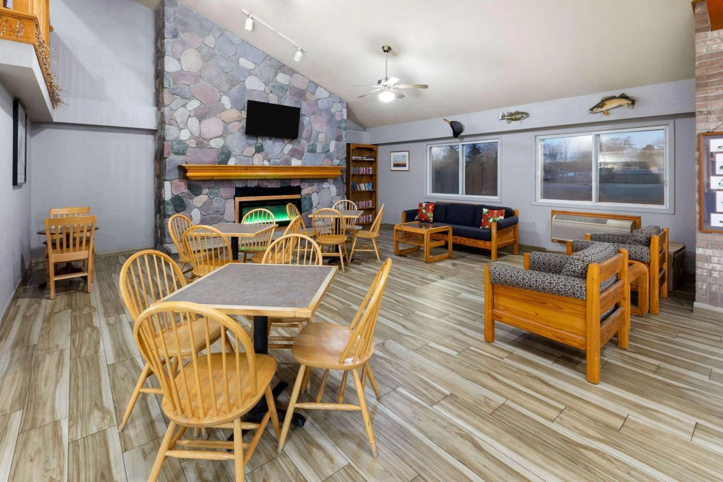 Lobby or reception in AmericInn by Wyndham Oscoda Near AuSable River