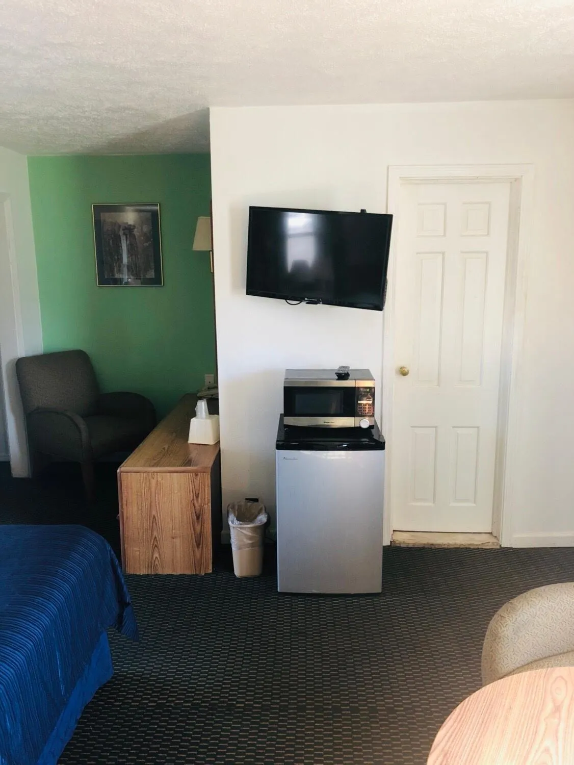 TV and multimedia in Woodridge Motel