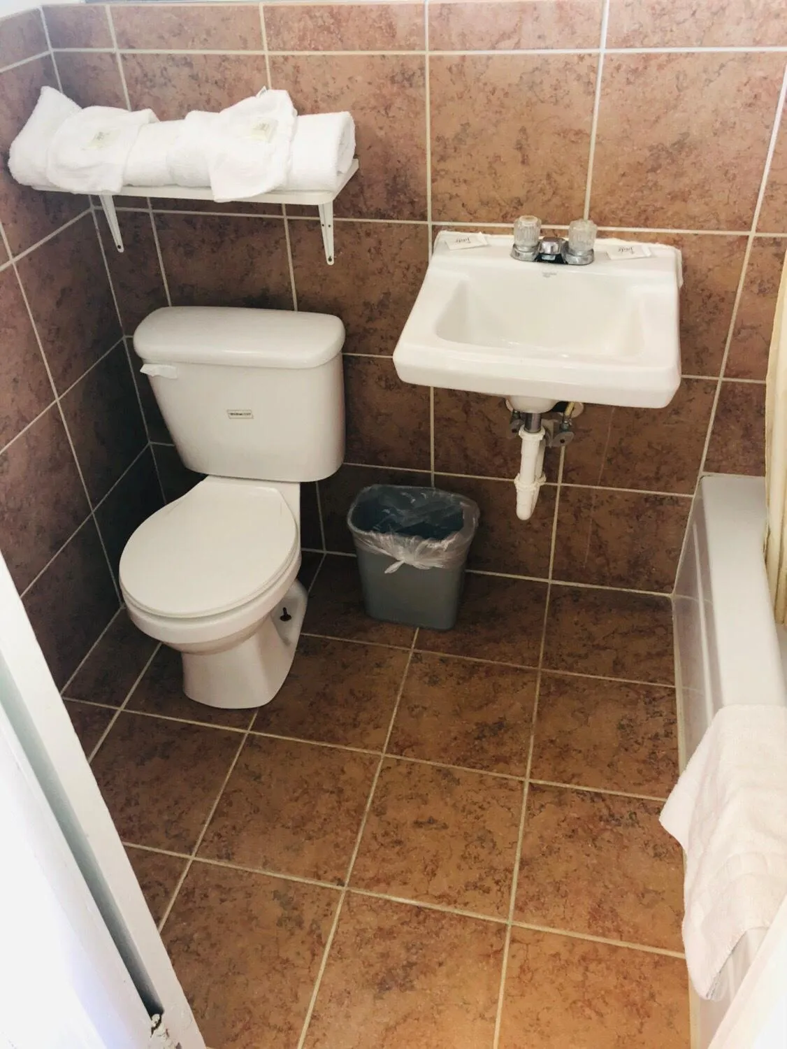 Bathroom in Woodridge Motel