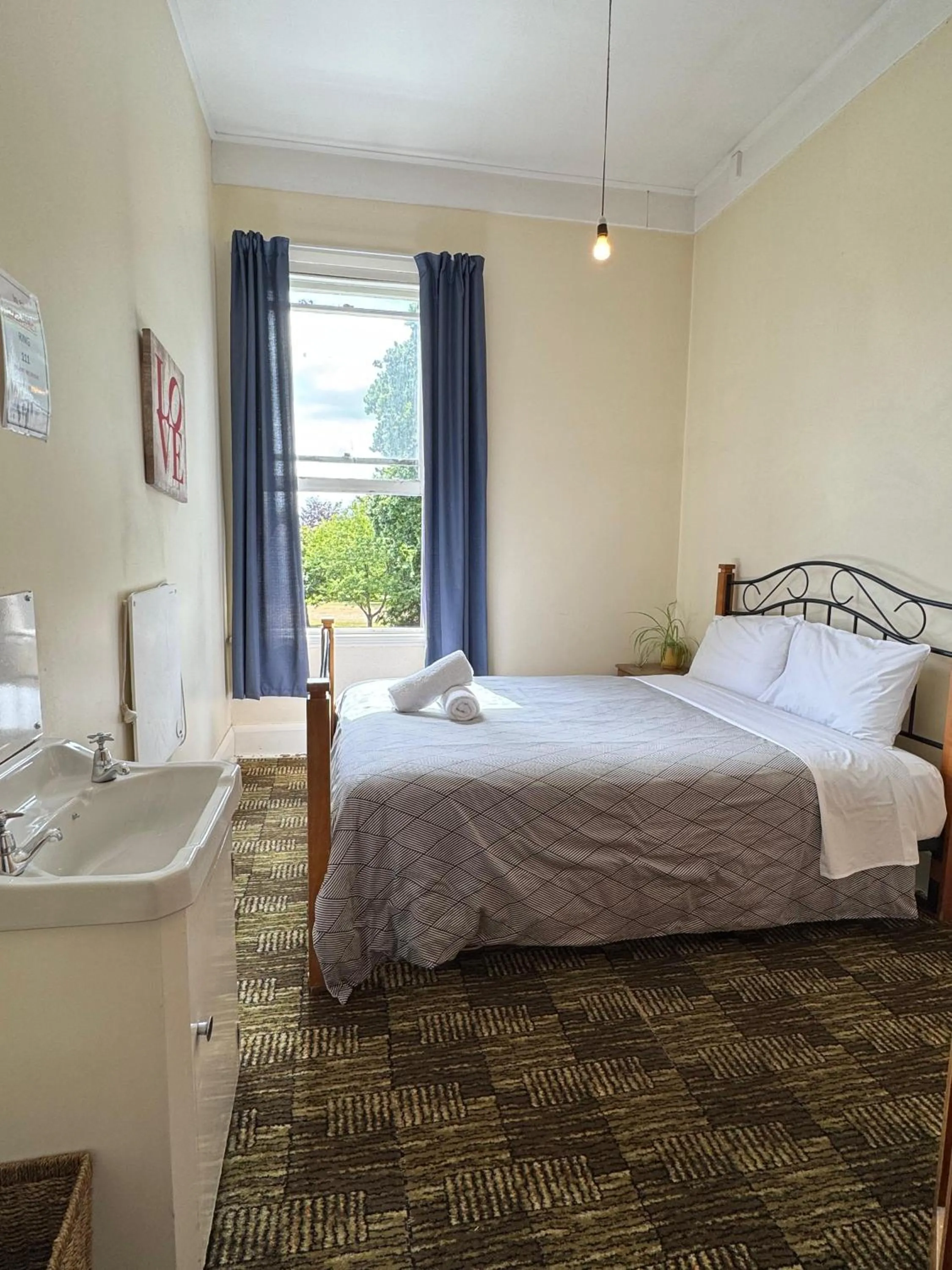 Bed in Gladstone Hotel