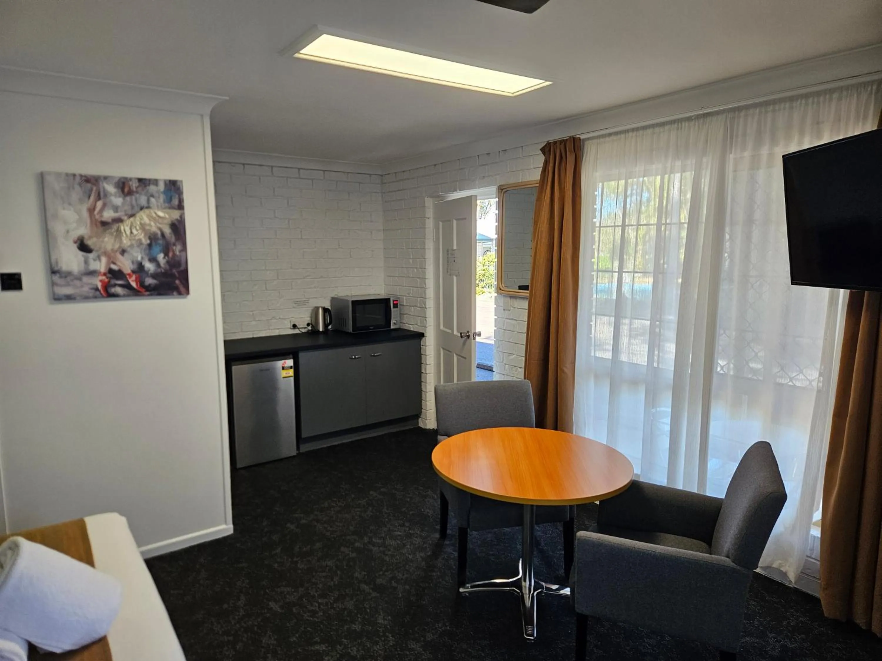 Kitchen or kitchenette in Cleveland Motor Inn