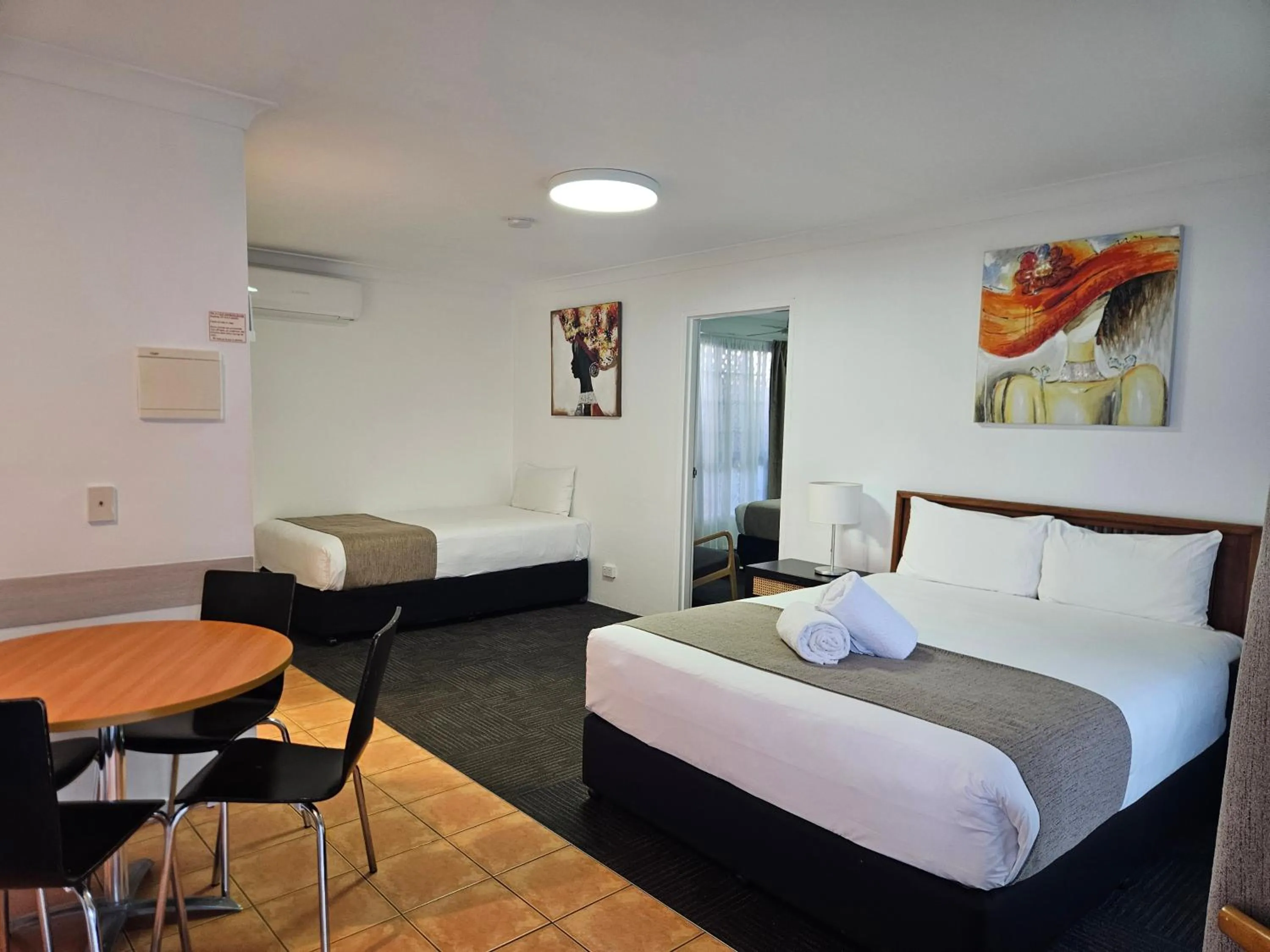 Bed in Cleveland Motor Inn