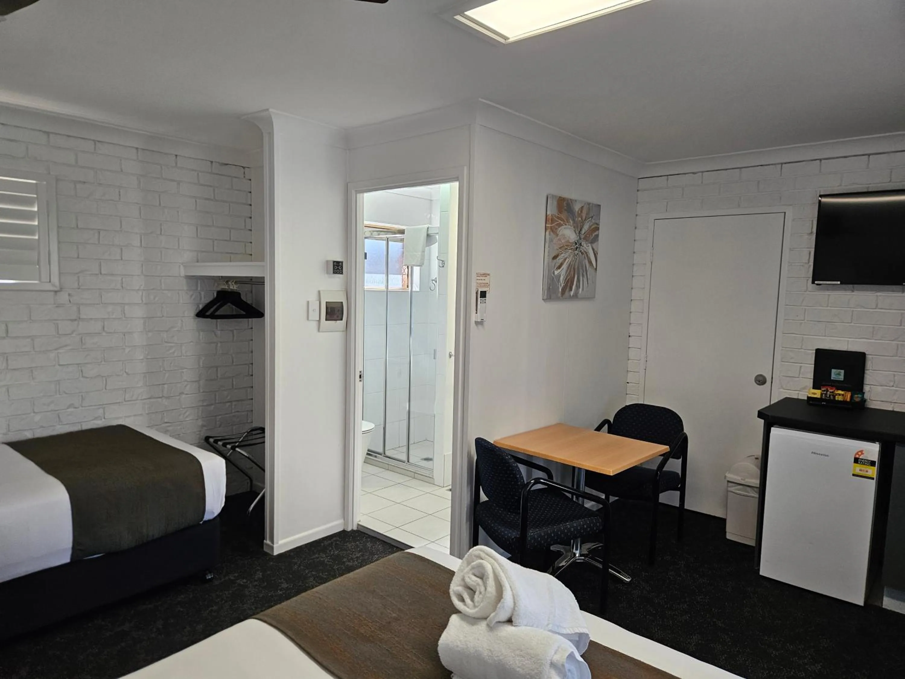 Bed in Cleveland Motor Inn