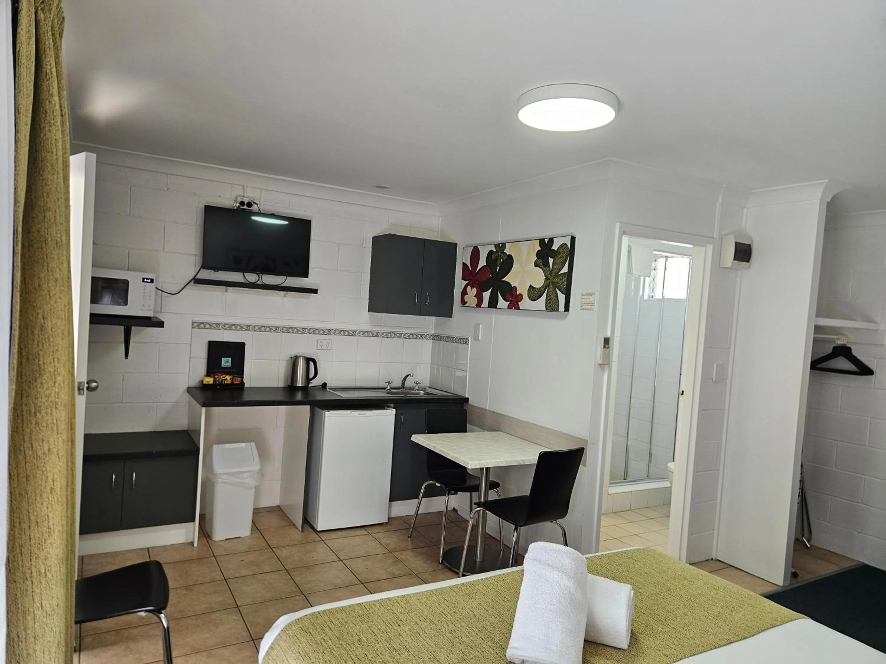 TV and multimedia in Cleveland Motor Inn