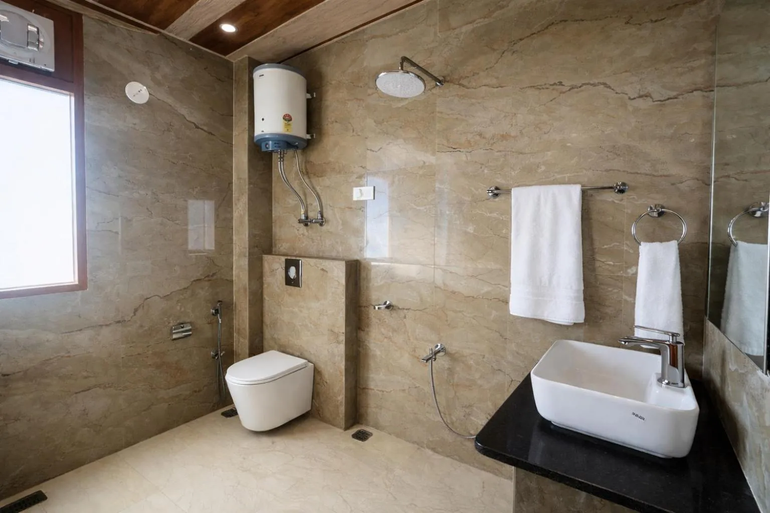 LN Grand Premium & Luxury Suites, Manali