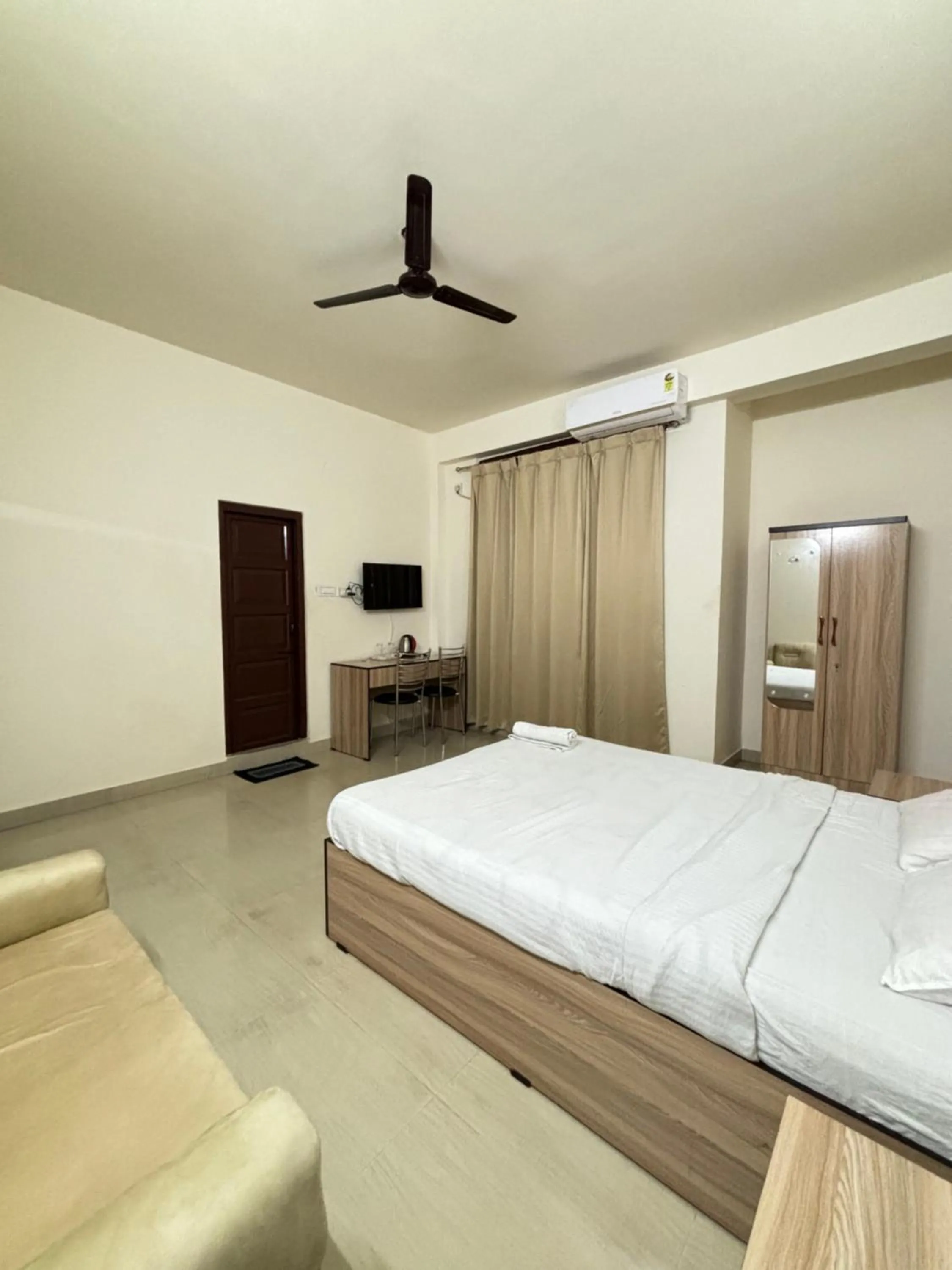 Bedroom, Bed in Autumn Inn