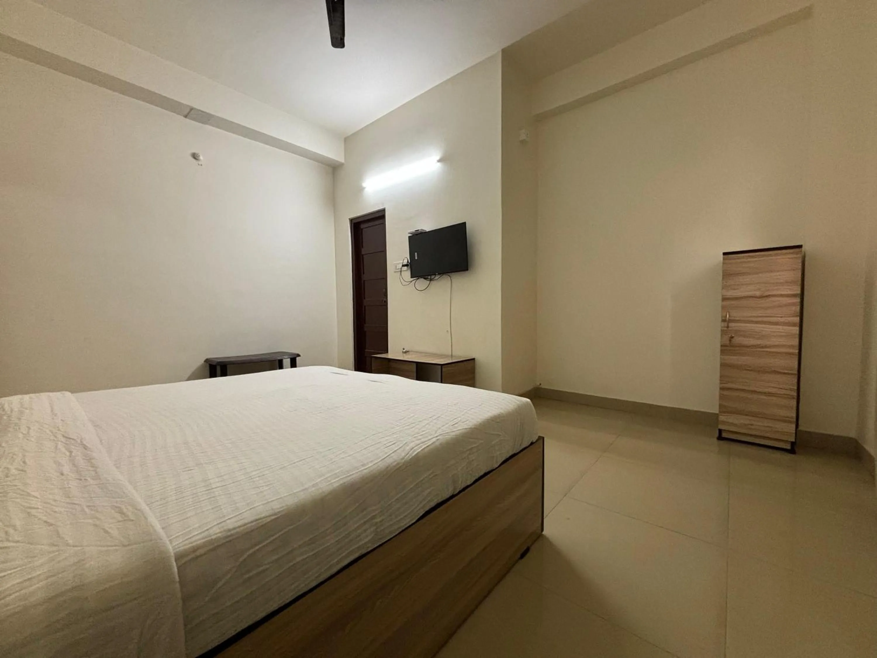 Bedroom, Bed in Autumn Inn
