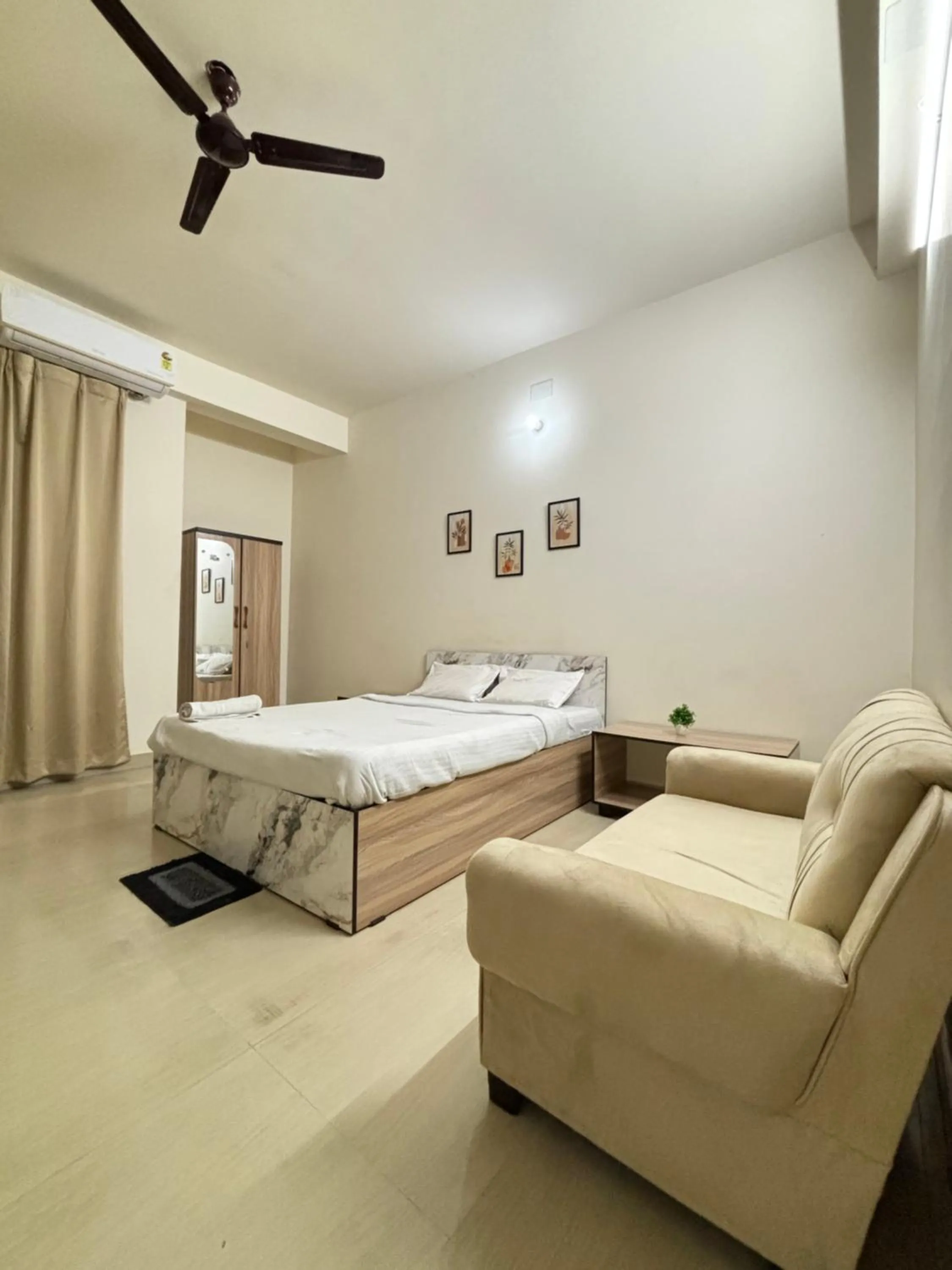 Seating area, Bed in Autumn Inn