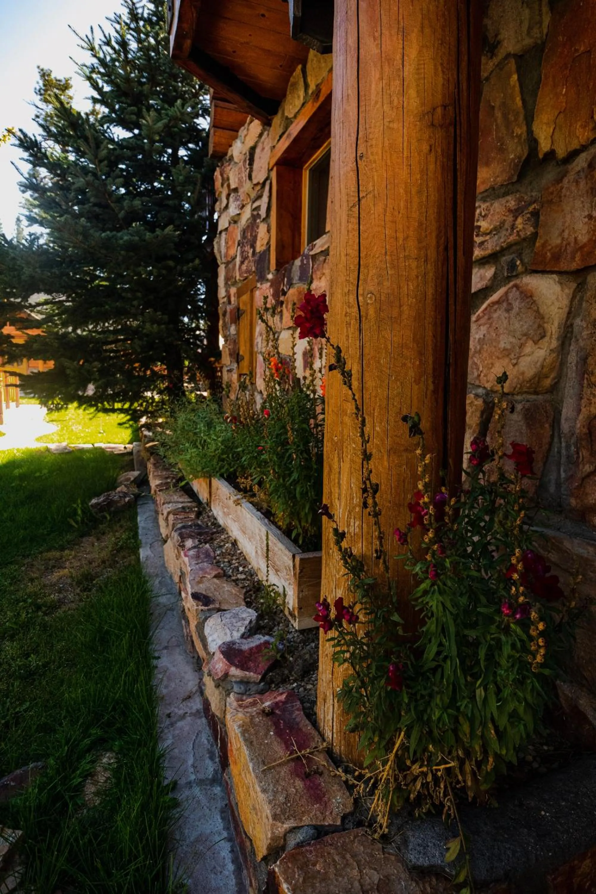 Facade/entrance in Embers Lodge & Cabins