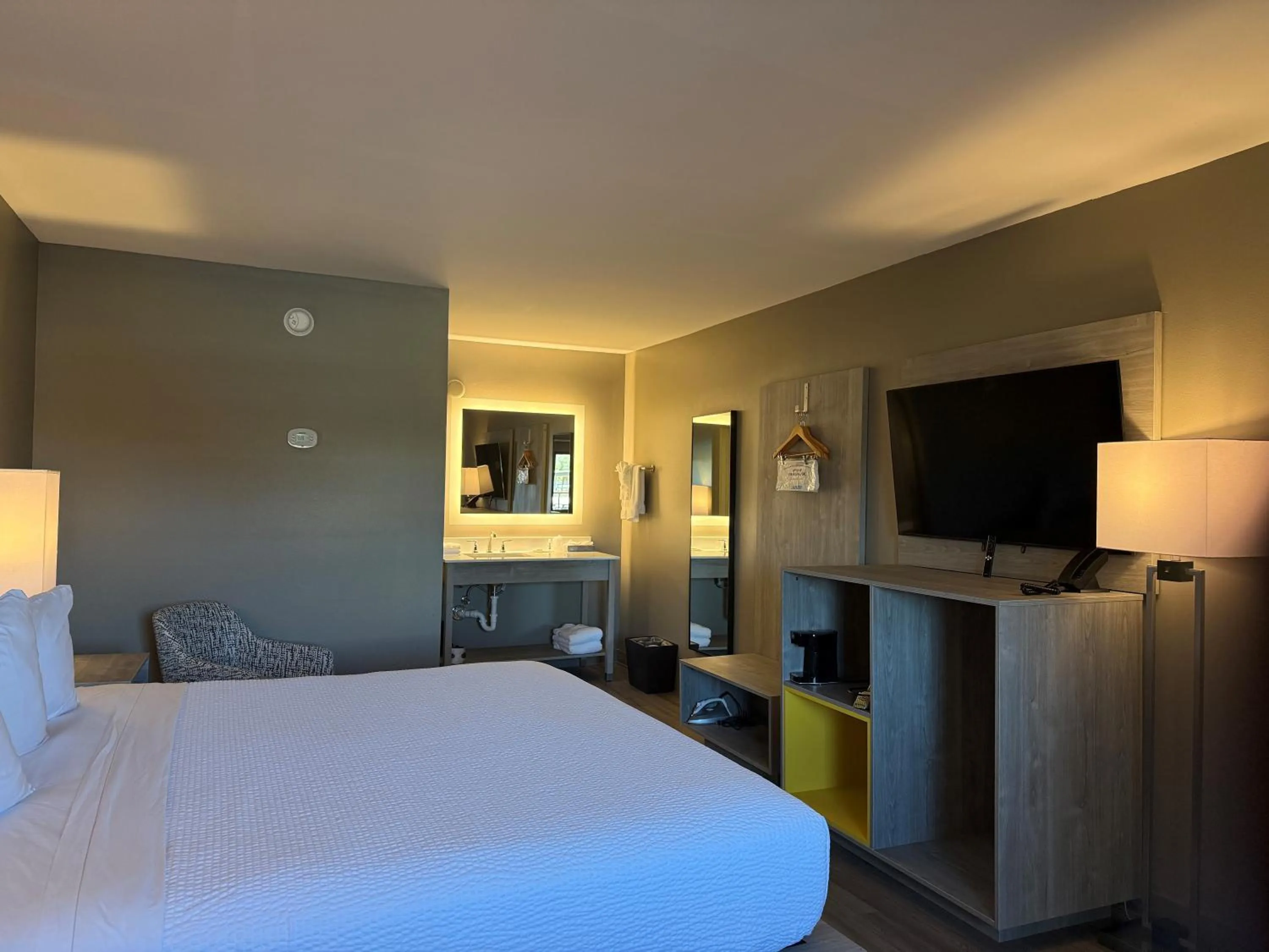 Bedroom, Bed in Days Inn by Wyndham Kenner/New Orleans Airport South