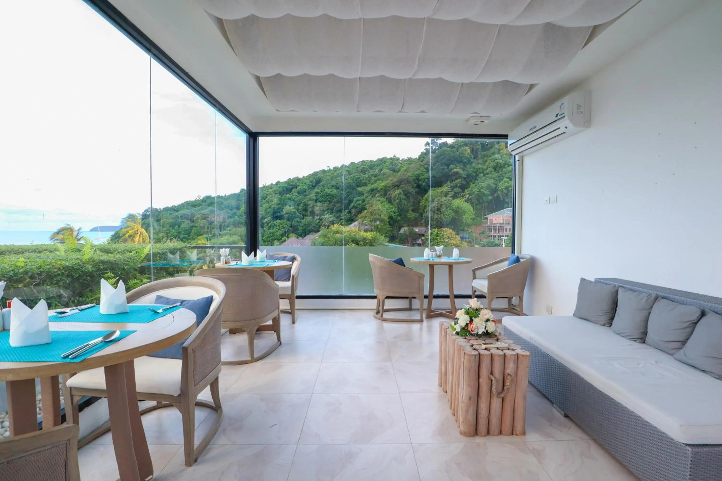 Restaurant/places to eat in Bandara Beach Resort, Phuket