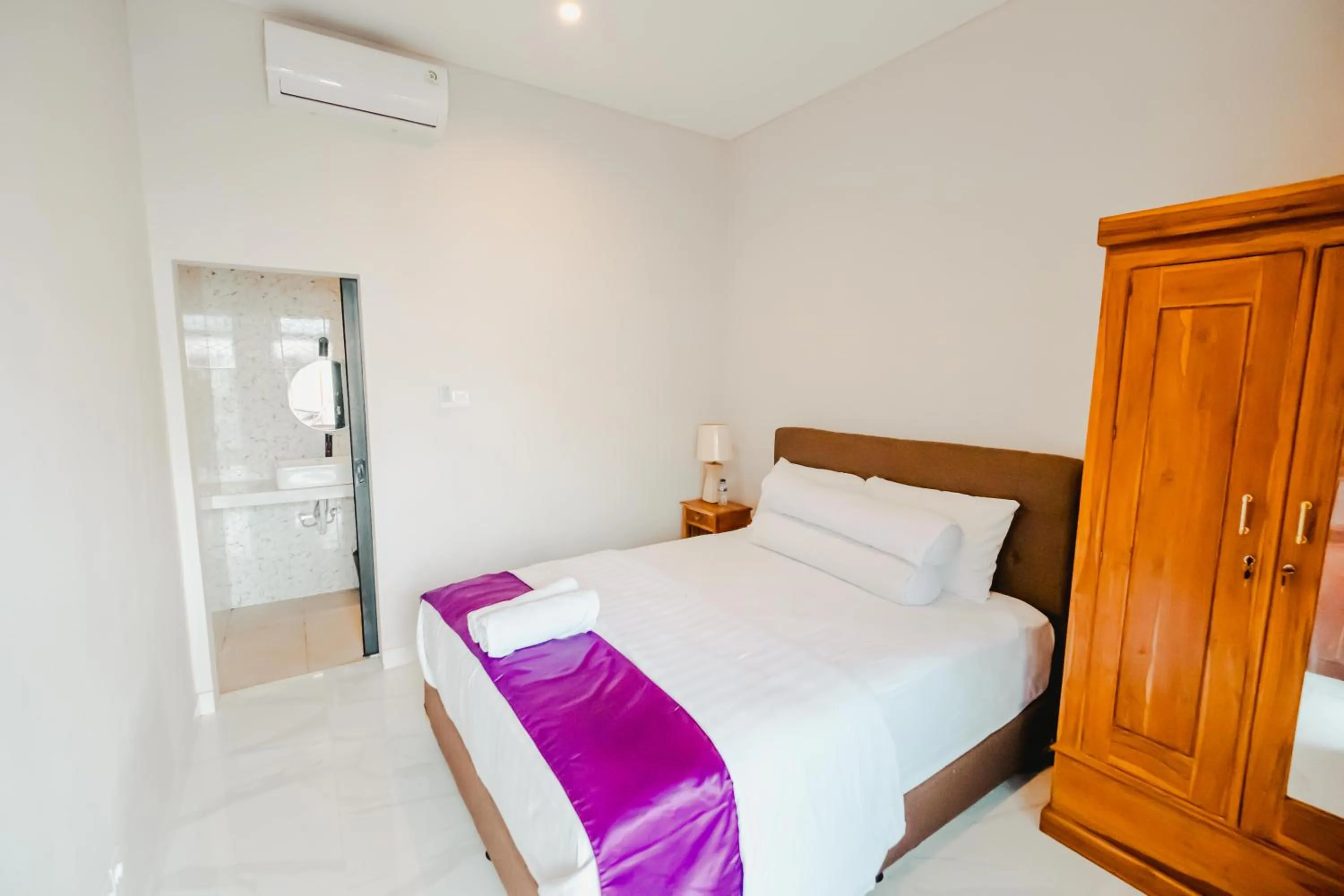 Bed in Turtle Shelter Guest House