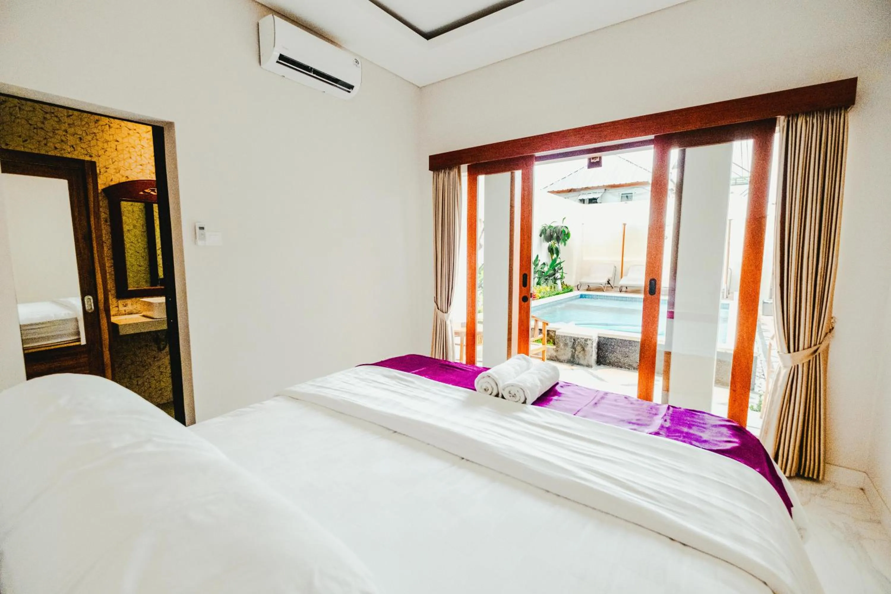 Bed in Turtle Shelter Guest House