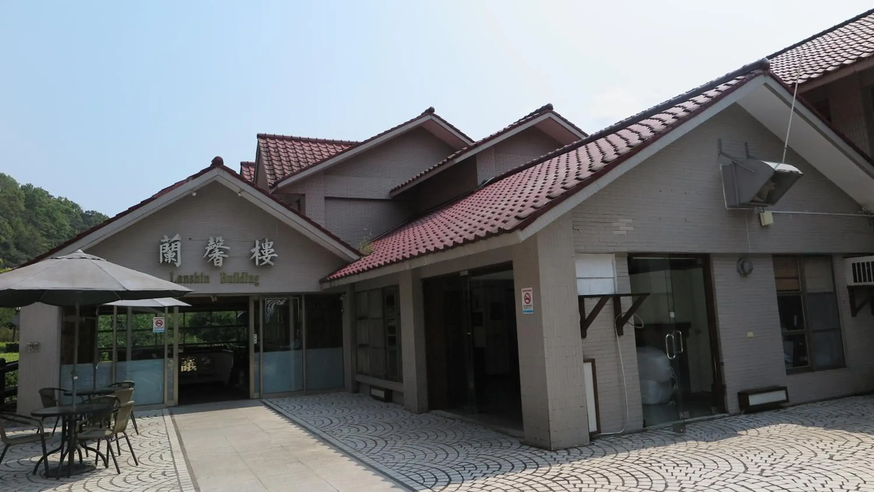 Facade/entrance in Chilan Hotel Facade/entrance in Chilan Hotel