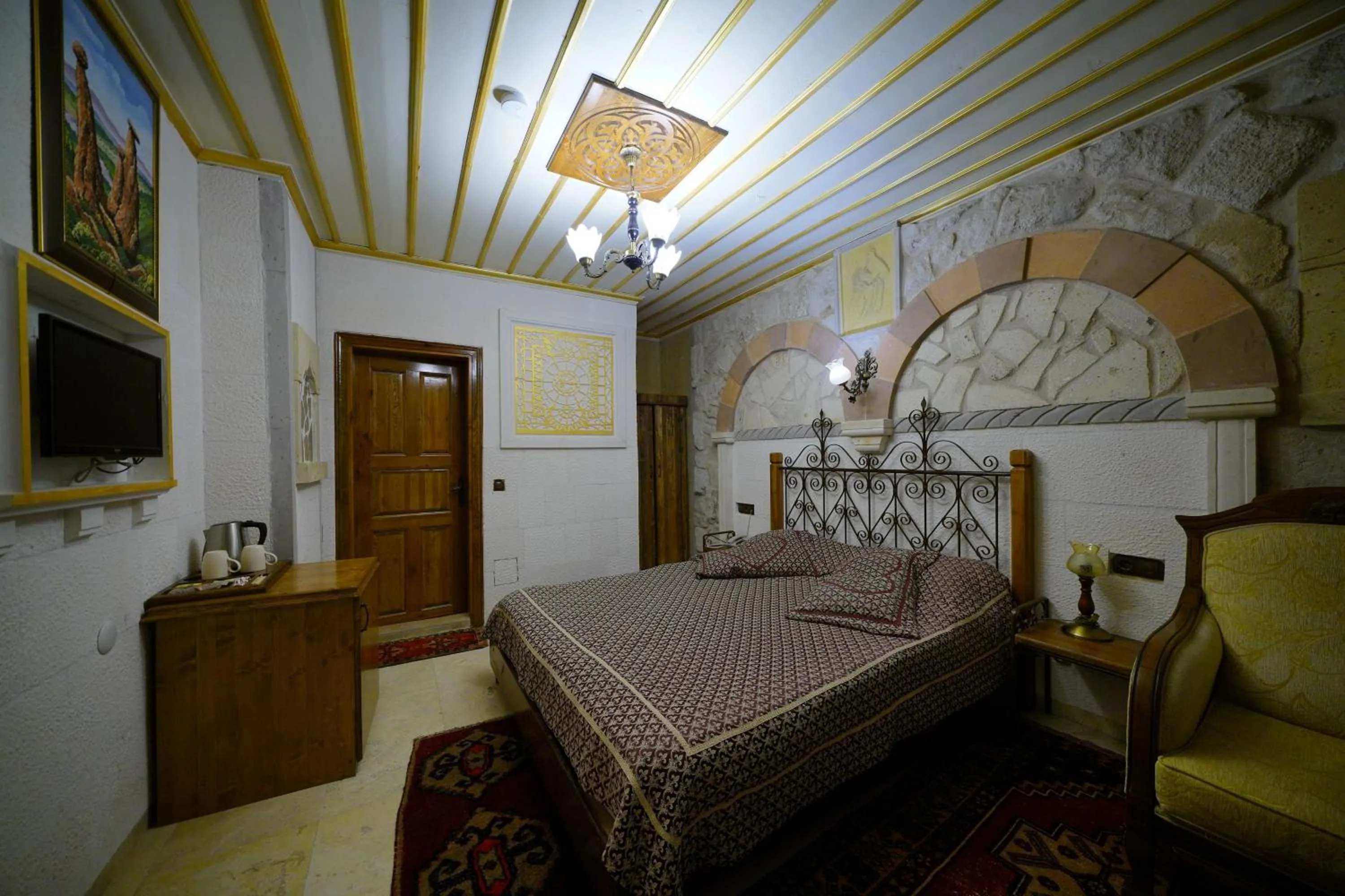 Photo of the whole room, Bed in Alaturca House