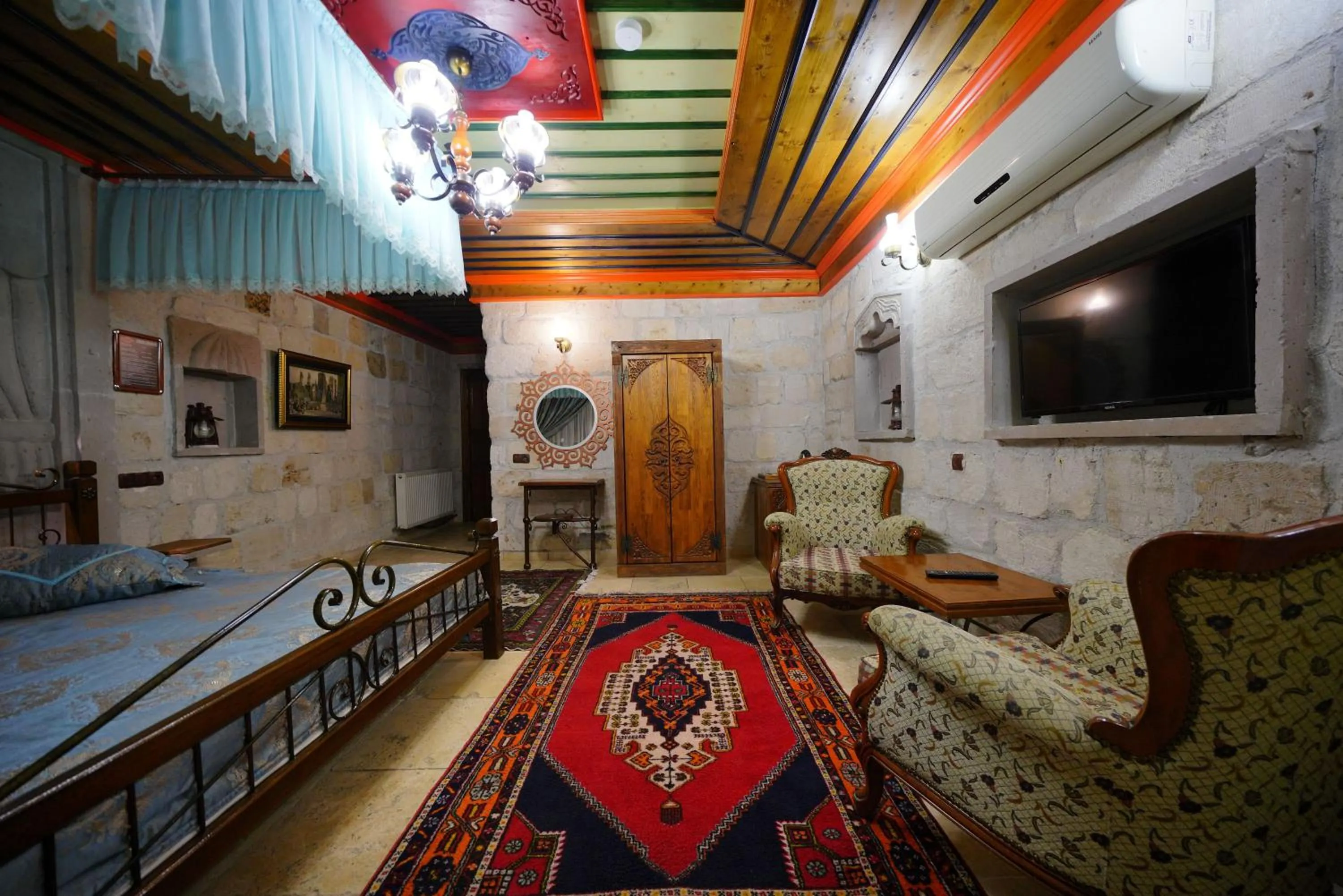 Photo of the whole room, Bed in Alaturca House