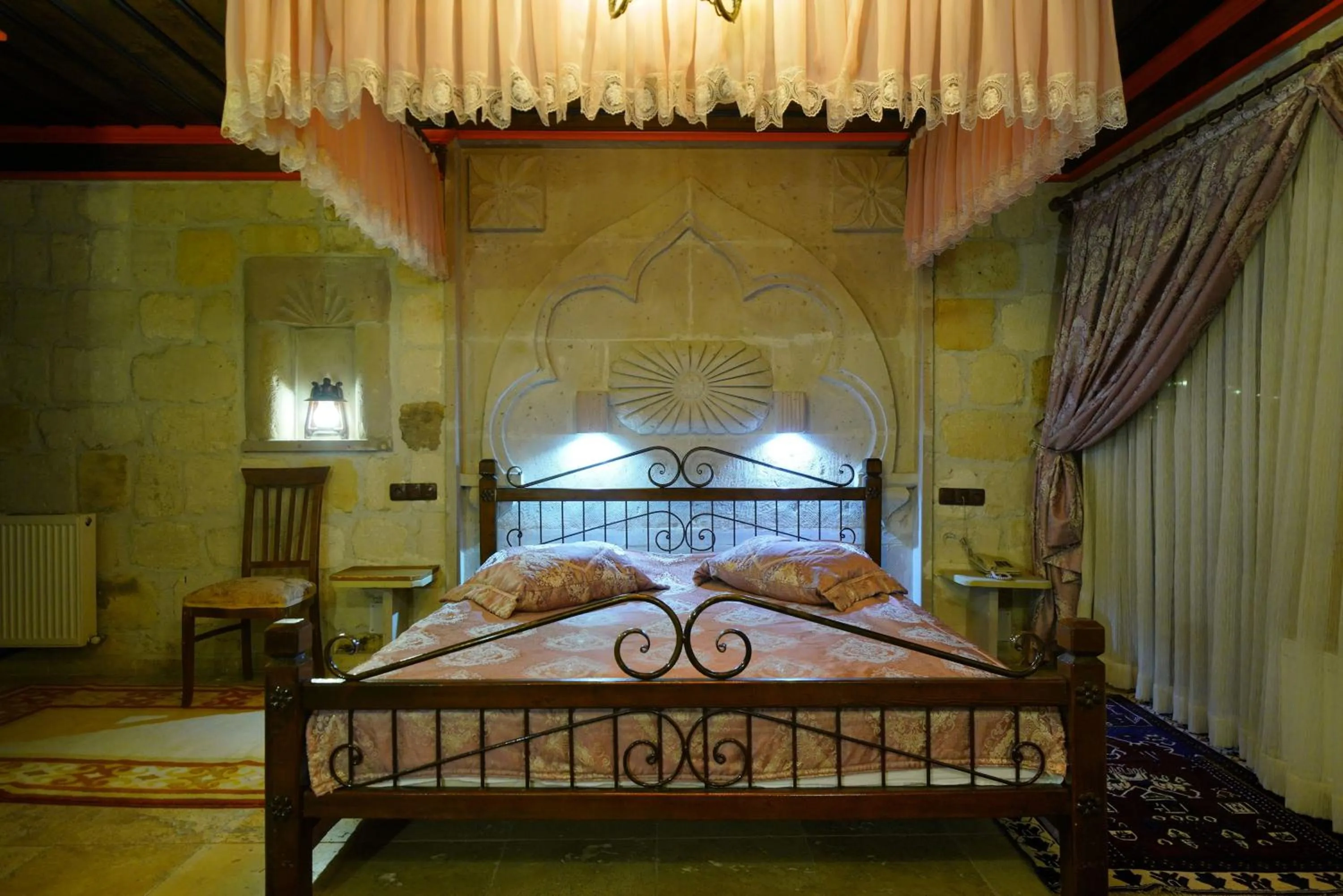 Photo of the whole room, Bed in Alaturca House