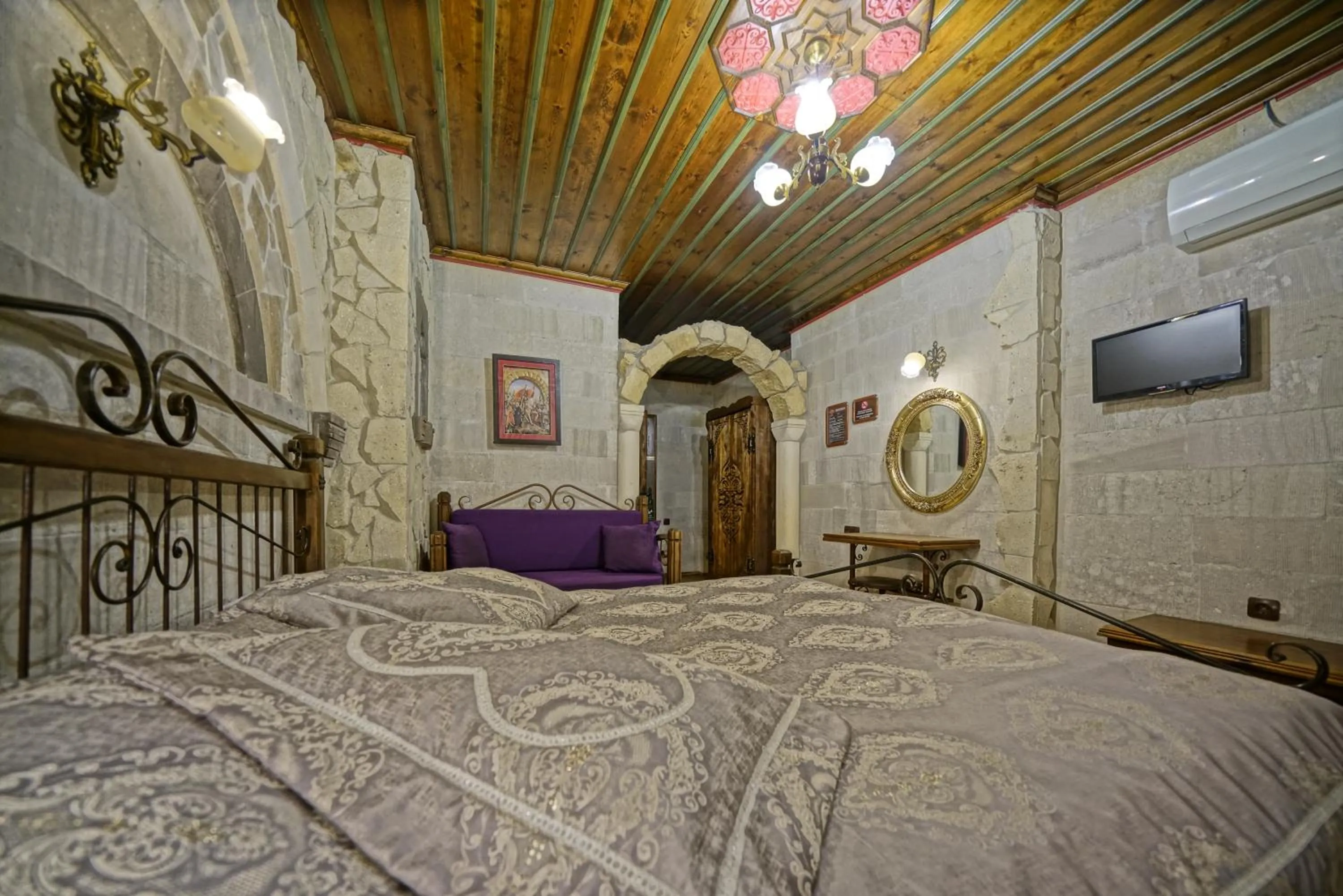 Photo of the whole room, Bed in Alaturca House