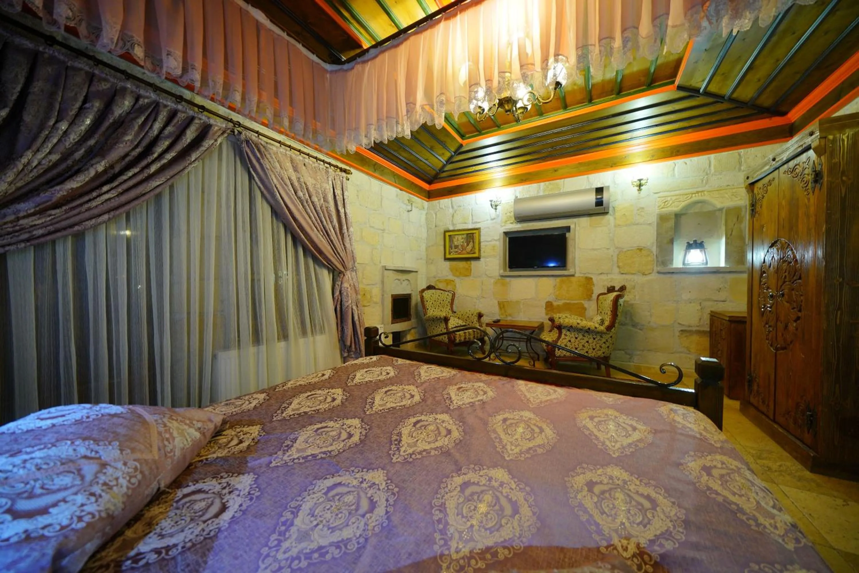 Photo of the whole room, Bed in Alaturca House