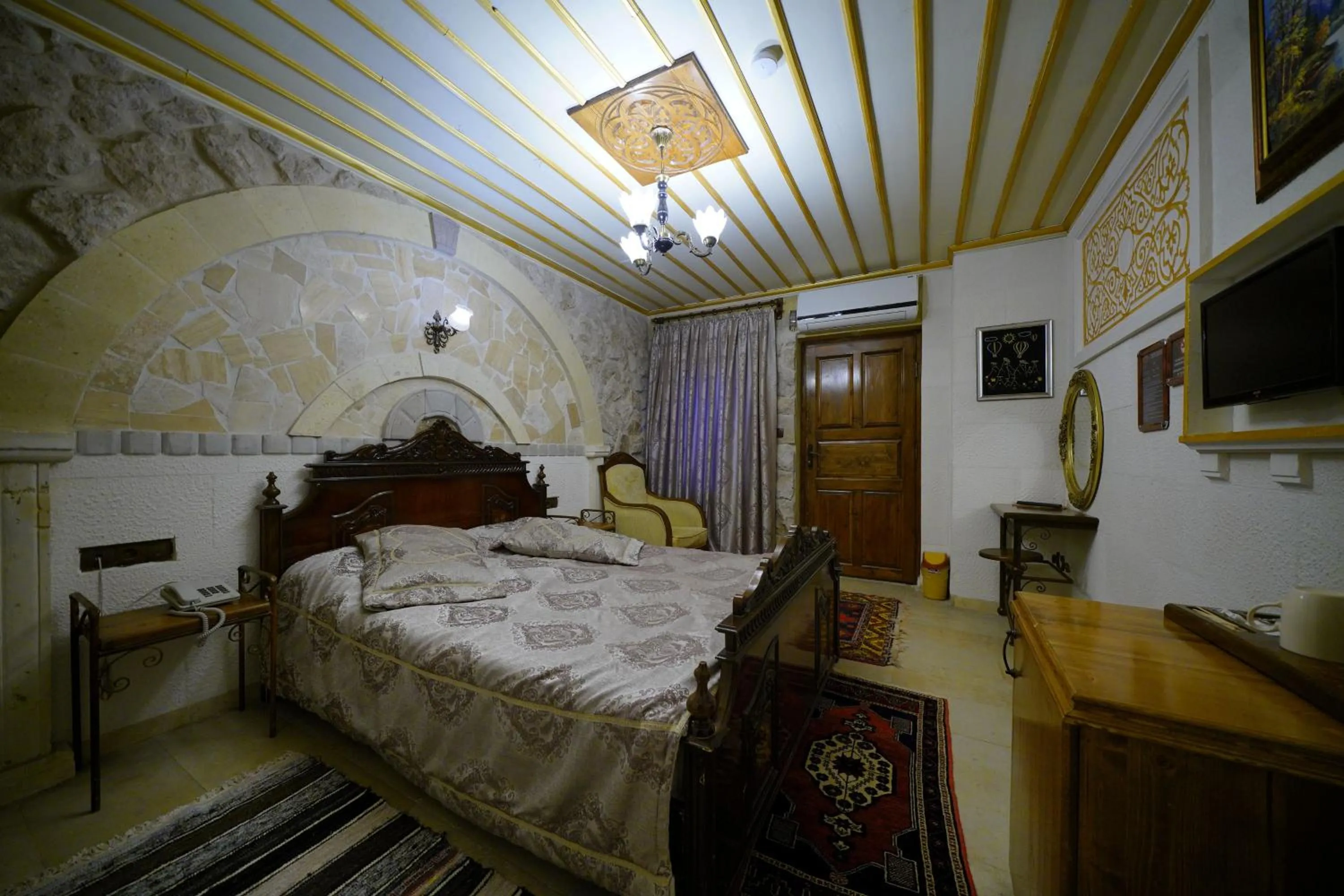 Photo of the whole room, Bed in Alaturca House
