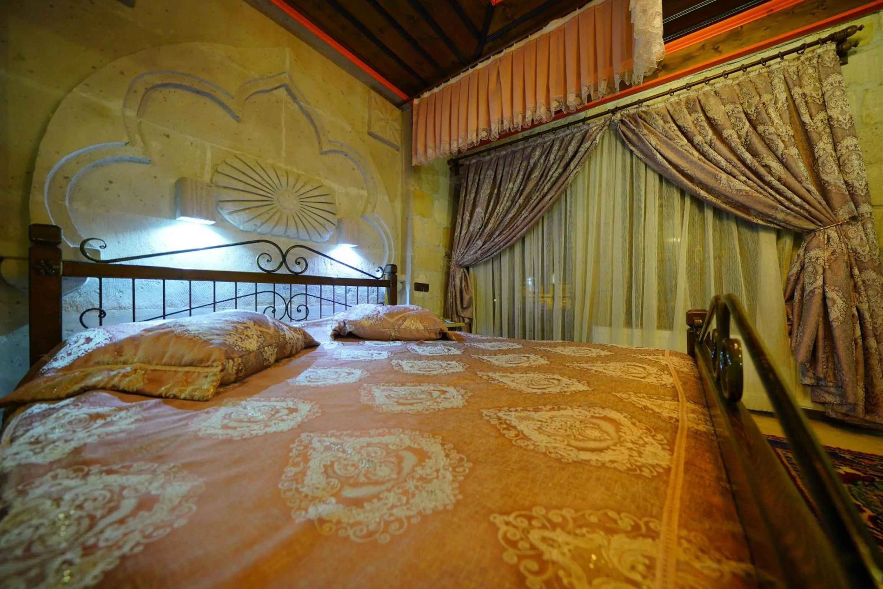 Photo of the whole room, Bed in Alaturca House