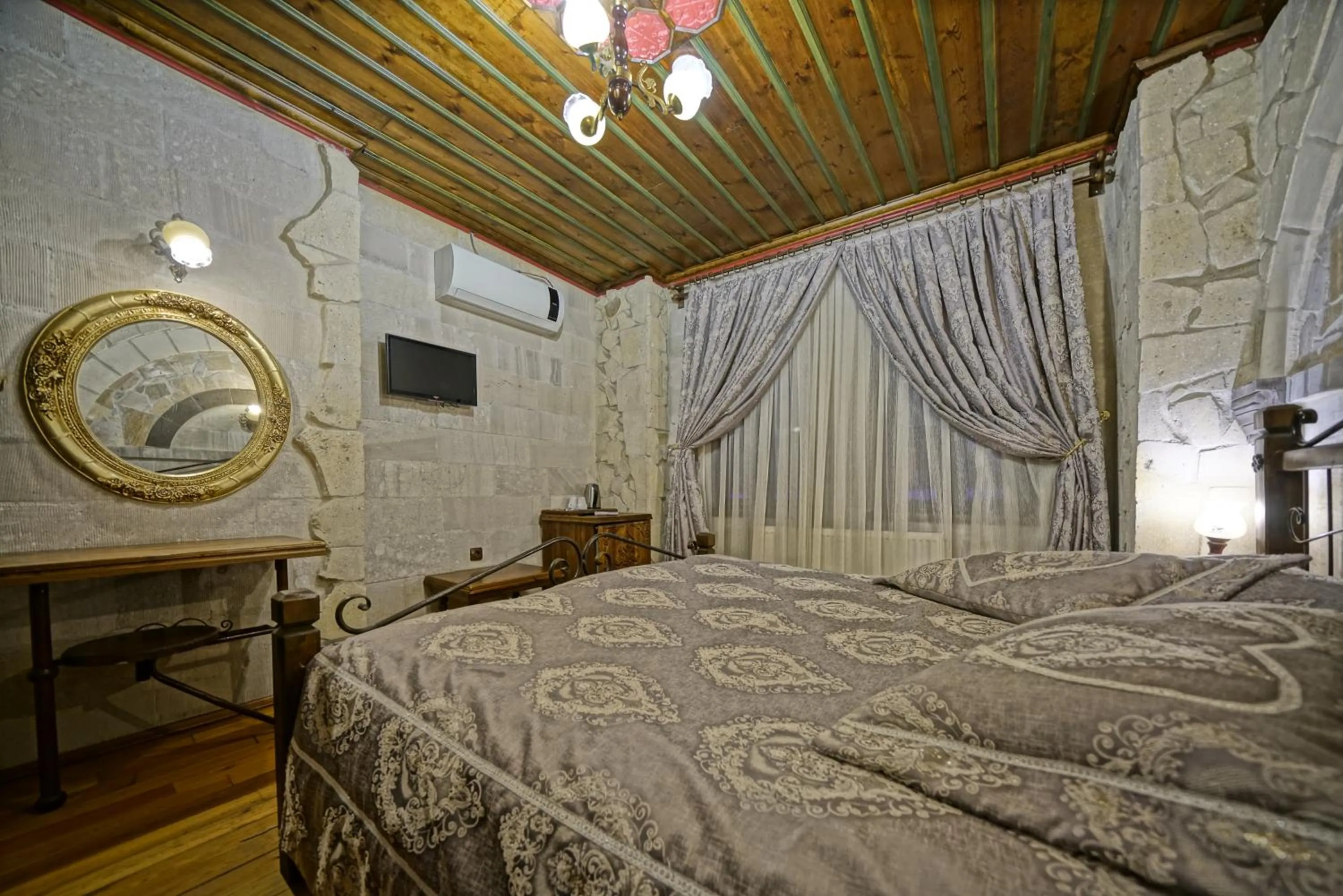 Photo of the whole room, Bed in Alaturca House